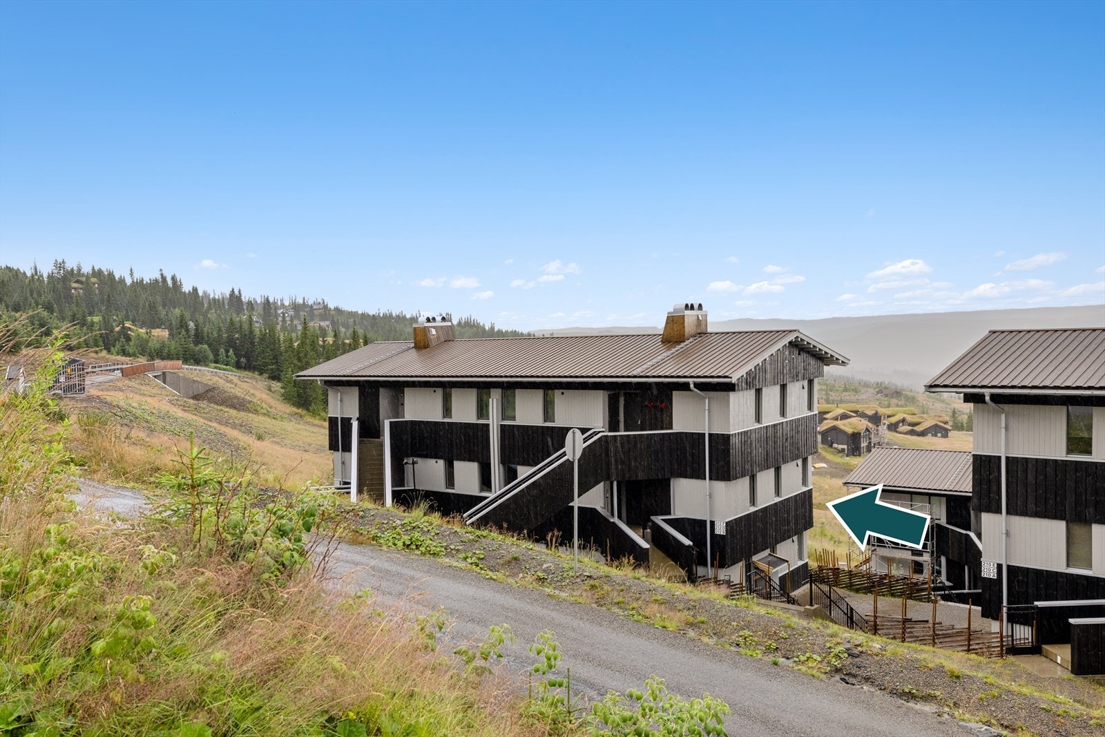 Hafjell Front er et nyere sameie på sørsiden av Hafjell - helt inntil en av hovedløypene med garasje og boder. Galleribilde