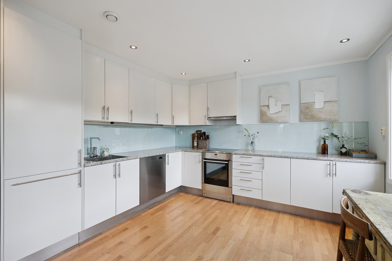 Frittstående hvitevarer som komfyr, oppvaskmaskin og kjøl/frys. Alt i alt et funksjonelt kjøkken som innbyr til gode smaksopplevelser. Galleribilde