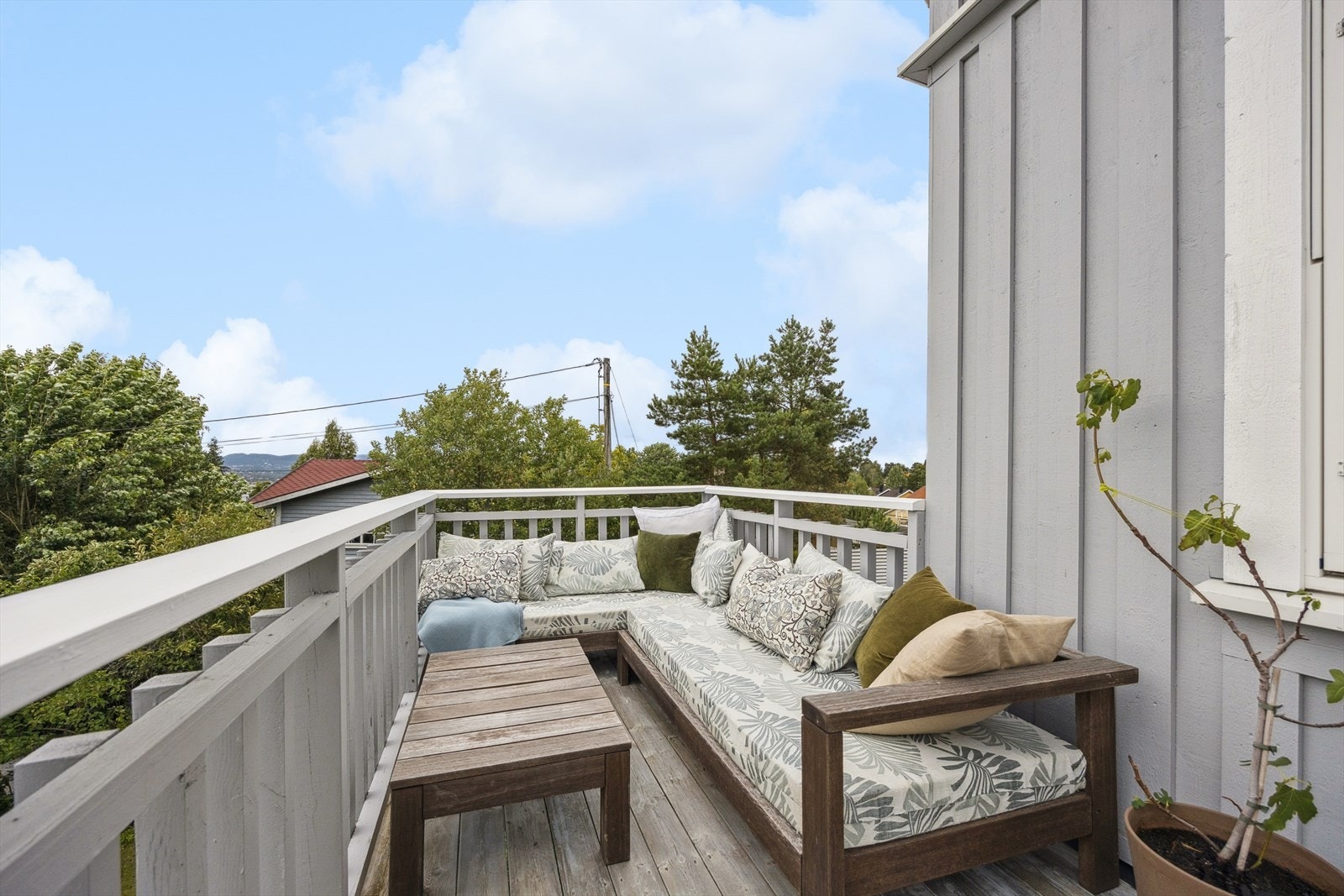 Terrassen strekker seg rundt tre sider av boligen. Galleribilde