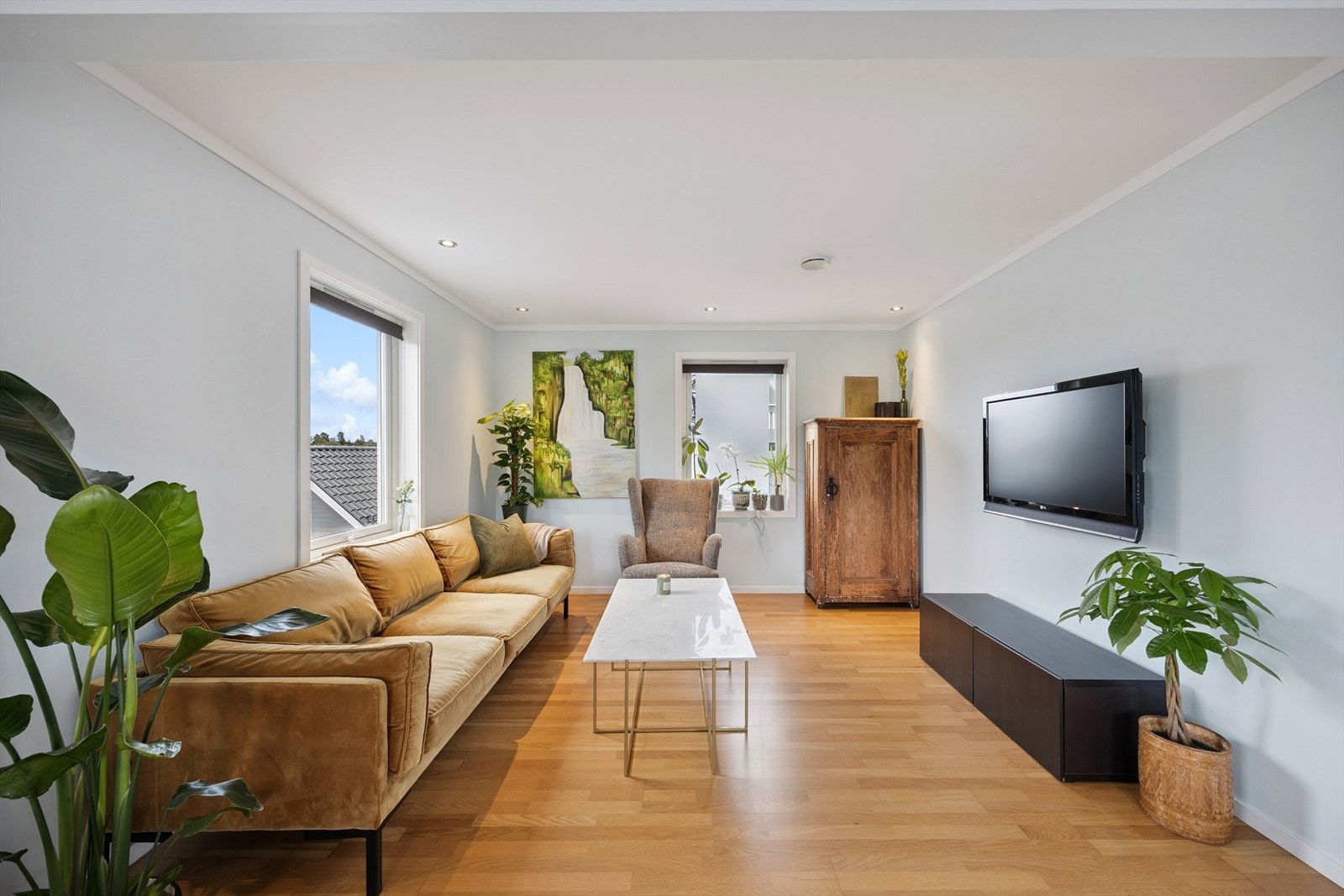 Sofakroken finner fort sin naturlige plass i rommet, og tv-en kan med fordel plasseres mot/på vegg. Galleribilde