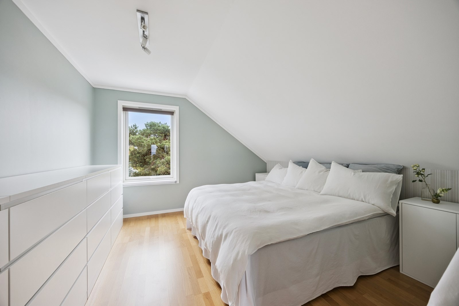 Hovedsoverom med god plass for dobbeltseng, nattbord og garderobeløsninger. Galleribilde