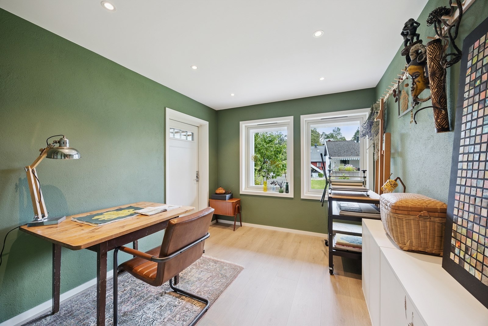 Flott kontor som gjør det behagelig å ha hjemmekontor. Galleribilde