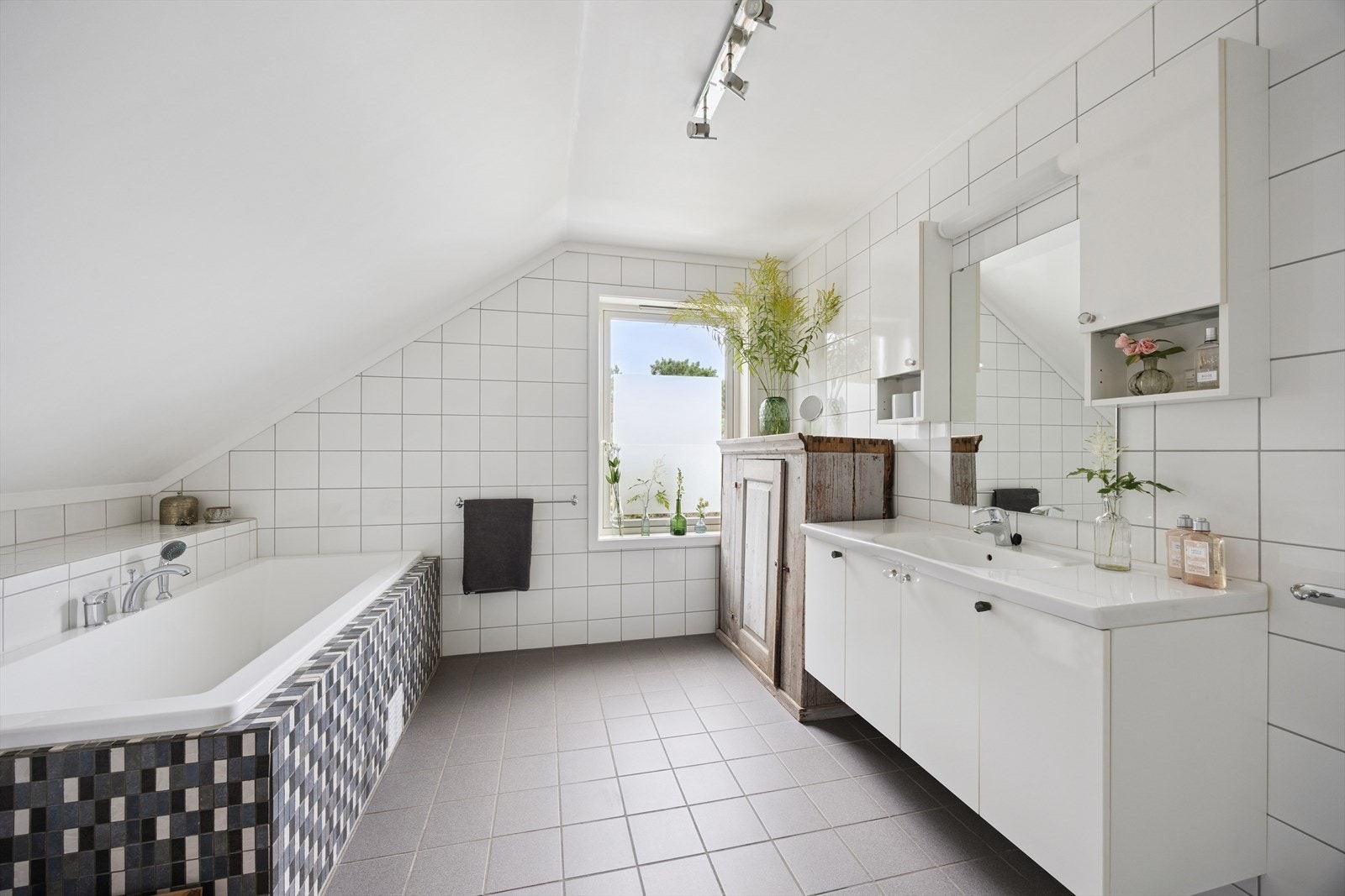 Badet i denne etasjen er romslig og byr på et herlig badekar og vegghengt wc. Galleribilde