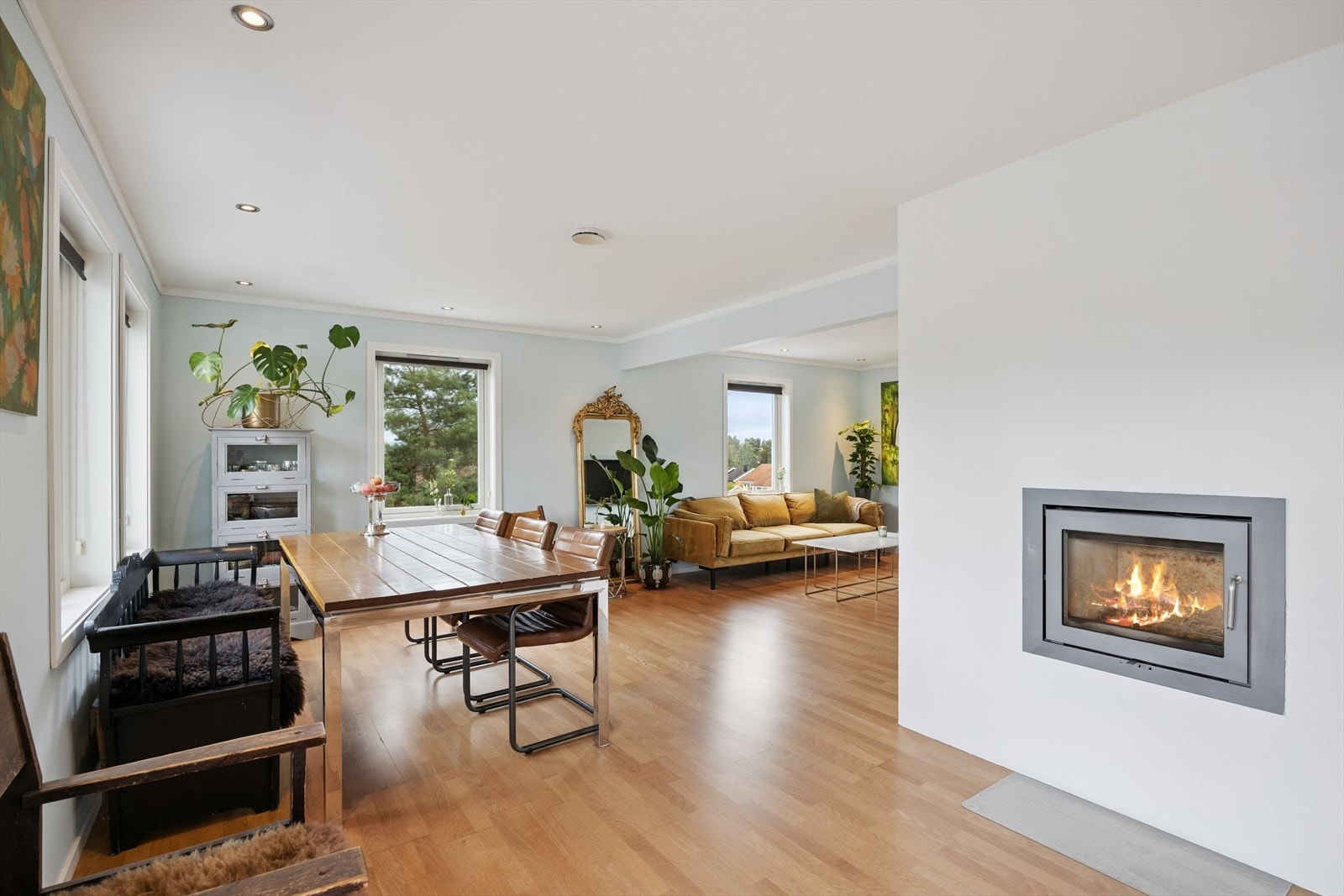 Den lekre peisovnen bidrar til å varme opp både rom og stemning. Galleribilde