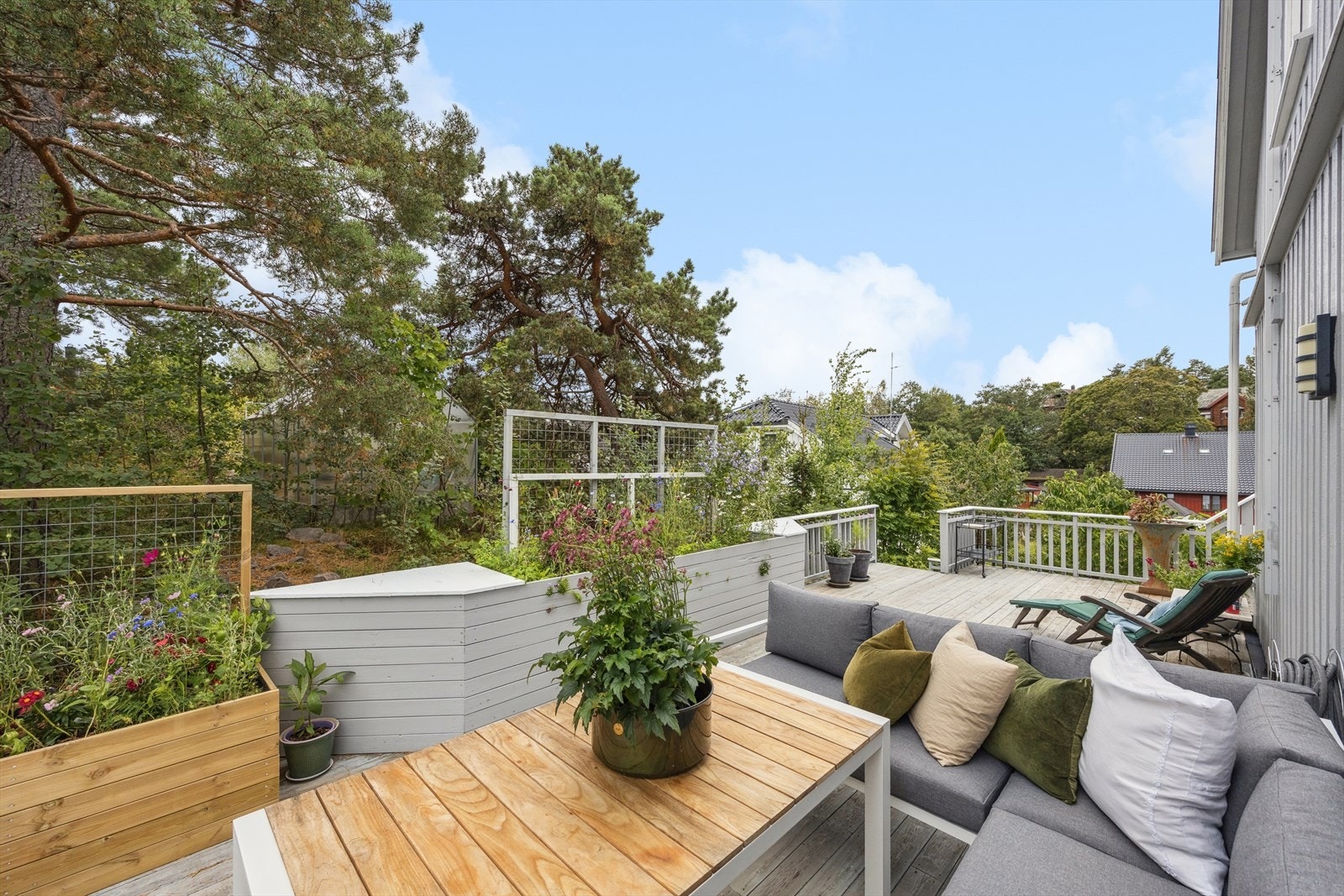 Selger opplyser om sol fra tidlig morgen og til sen kveld. Galleribilde