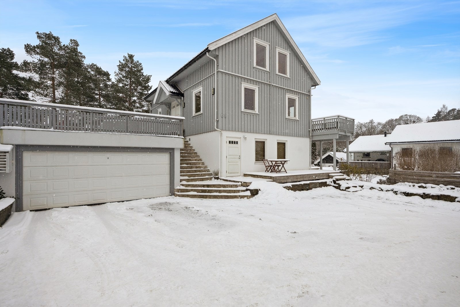 Parkering i halvpart av dobbelgarasje, samt rikelig med plass i innkjørsel. Galleribilde