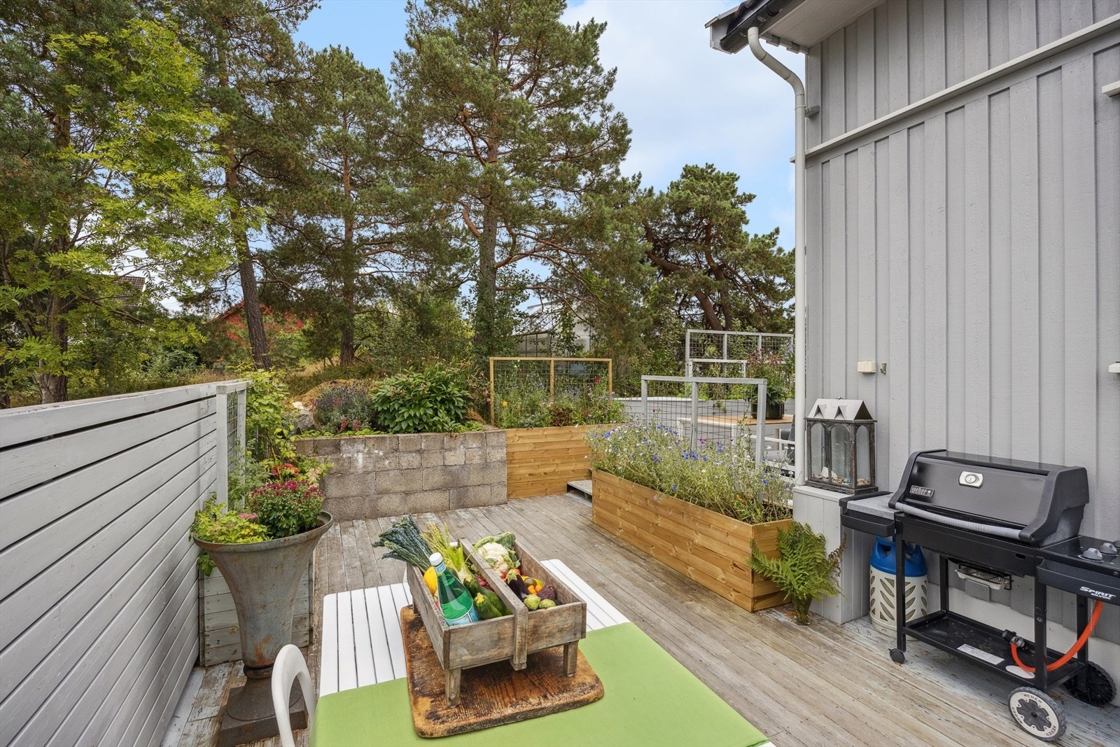 Det er rikelig med plass for utemøblement, grill og annet en måtte ønske. Galleribilde