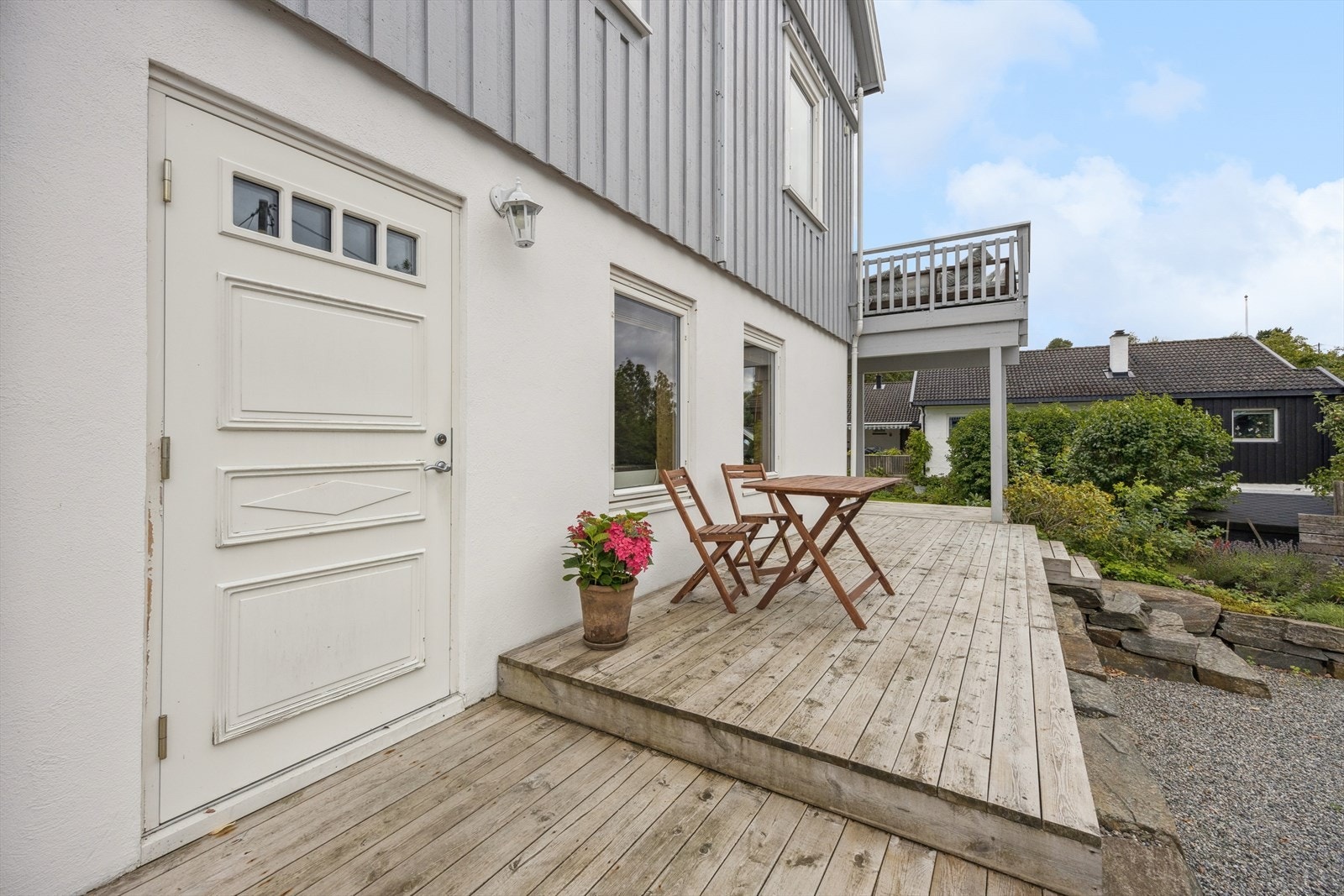 Boligen har godkjent hybel med egen inngang på bakkeplan. Galleribilde