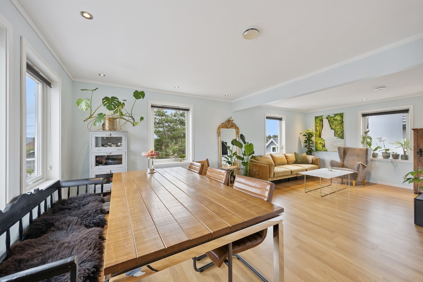 Fra entre/gang kommer man til en lys og åpen stue/kjøkken. Galleribilde