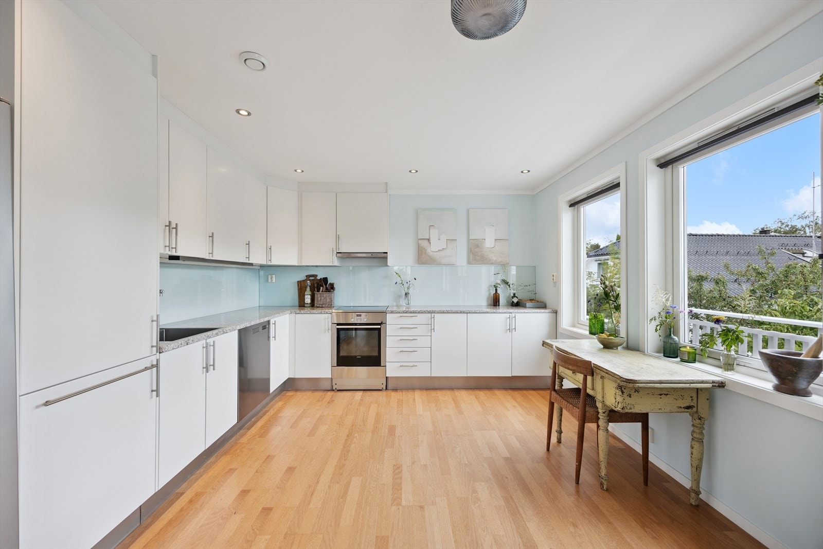 Her har en alt en måtte trenge av både skap-, skuff- og benkeplass. Galleribilde