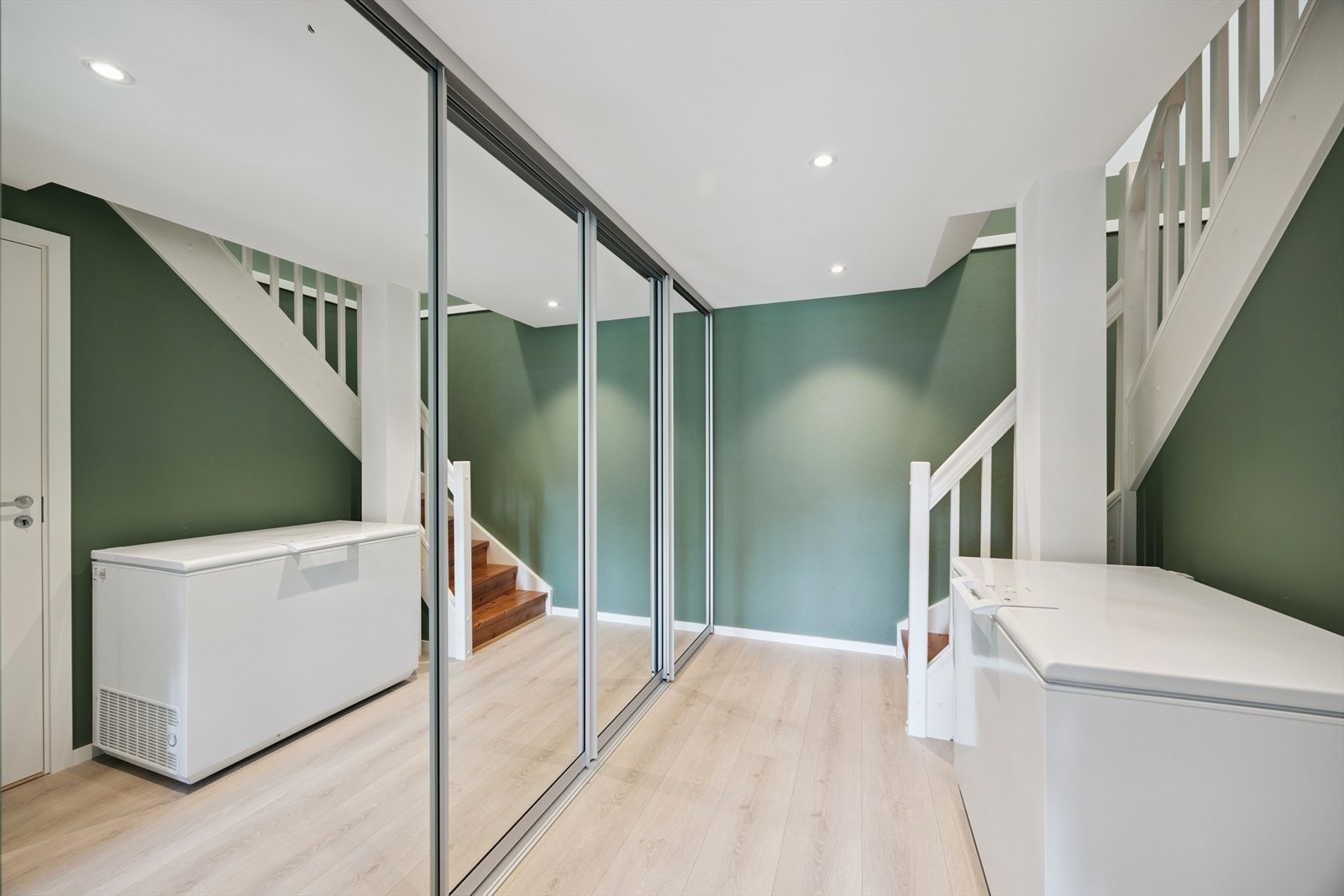 Bod i kjeller tilhørende hoveddel. Her er det etablert en stor innebygget skyvedørsgarderobe. Galleribilde