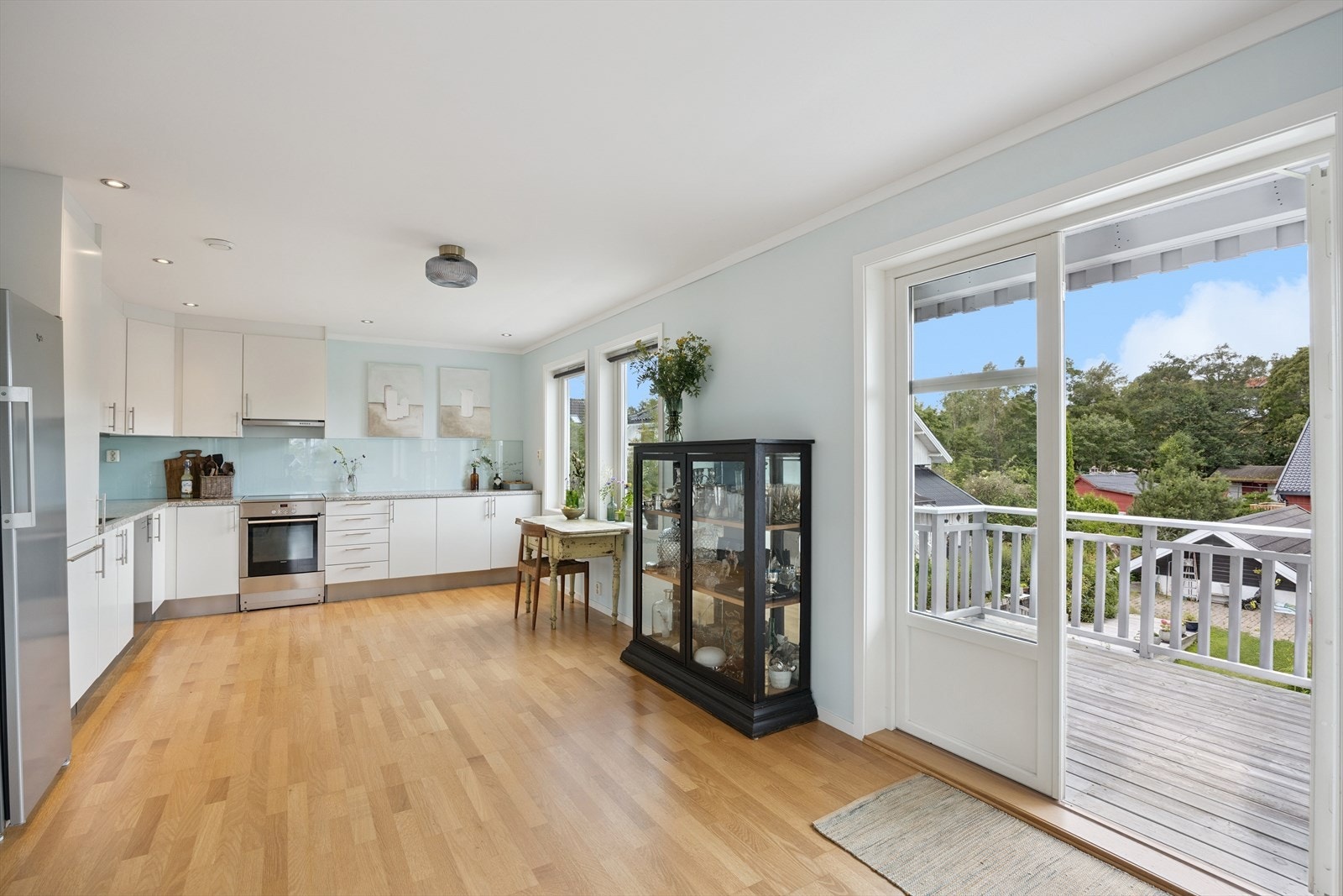 Kjøkkenet er i en delvis åpen løsning mot stuen. Galleribilde