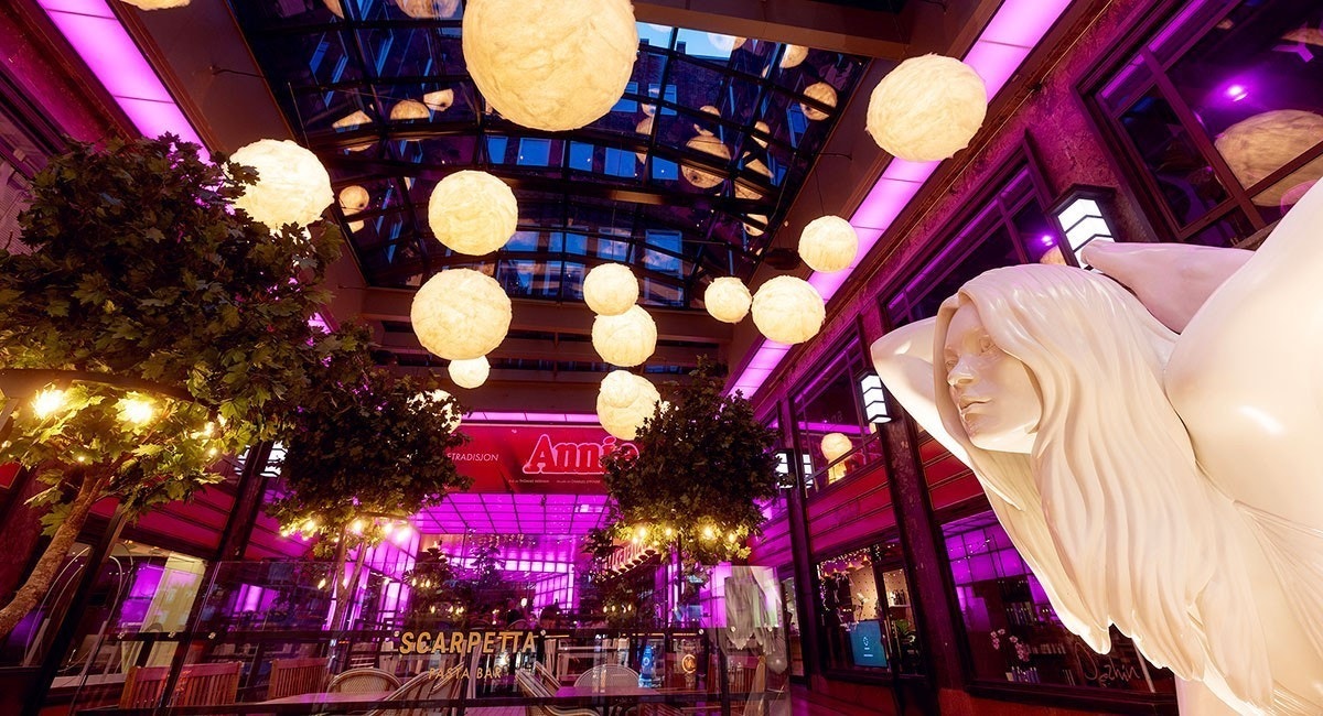 Lysdesignet i passasjen følger dagens rytme og skaper en unik atmosfære Galleribilde