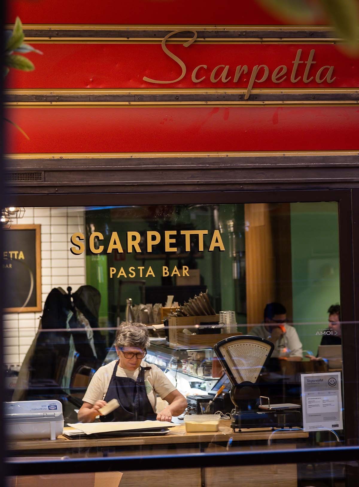 Serveringslokalet har store vinduer ut mot Folketeaterpassasjen Galleribilde