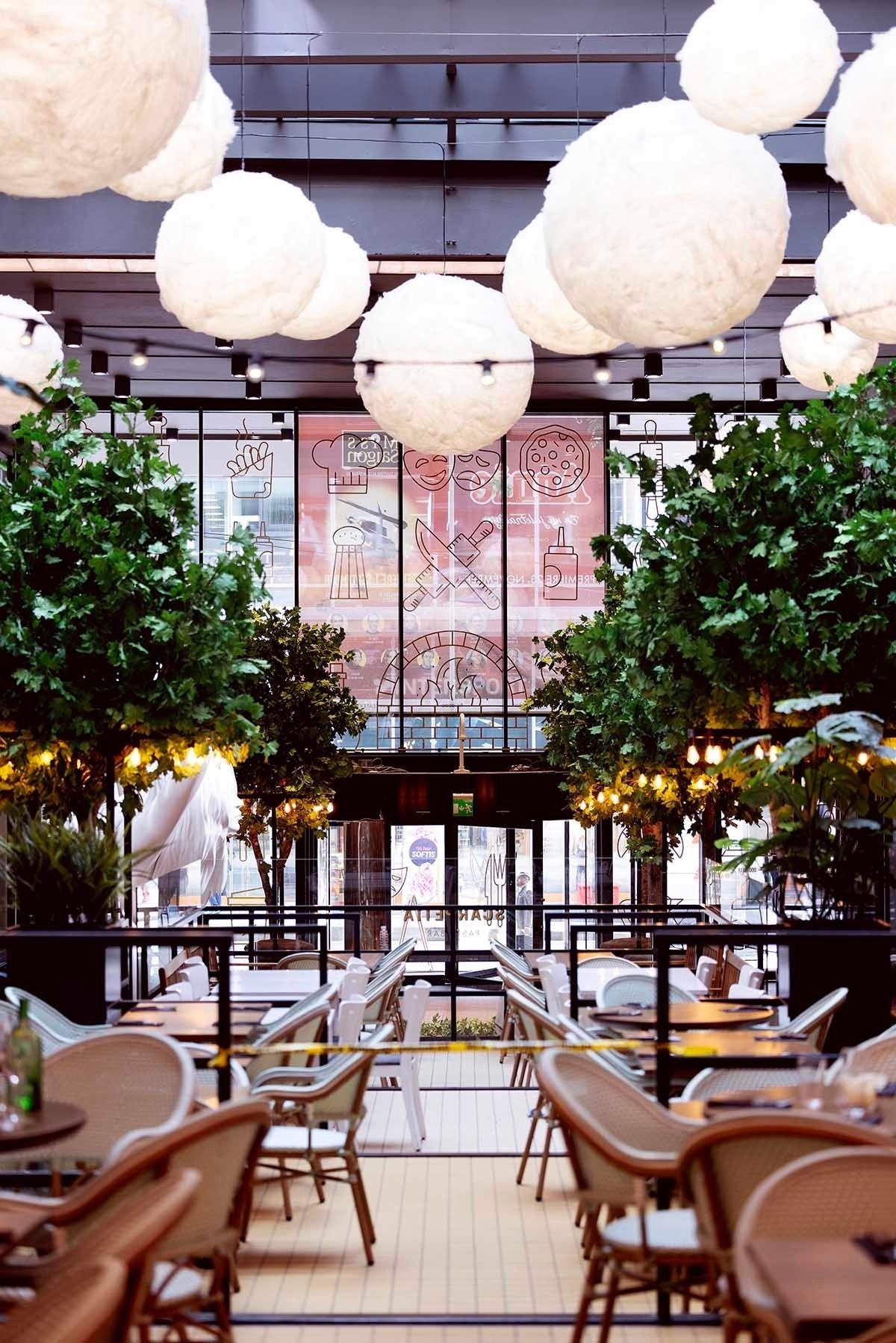 Lokalets uteserveringsområde i passasjen mot Storgata Galleribilde