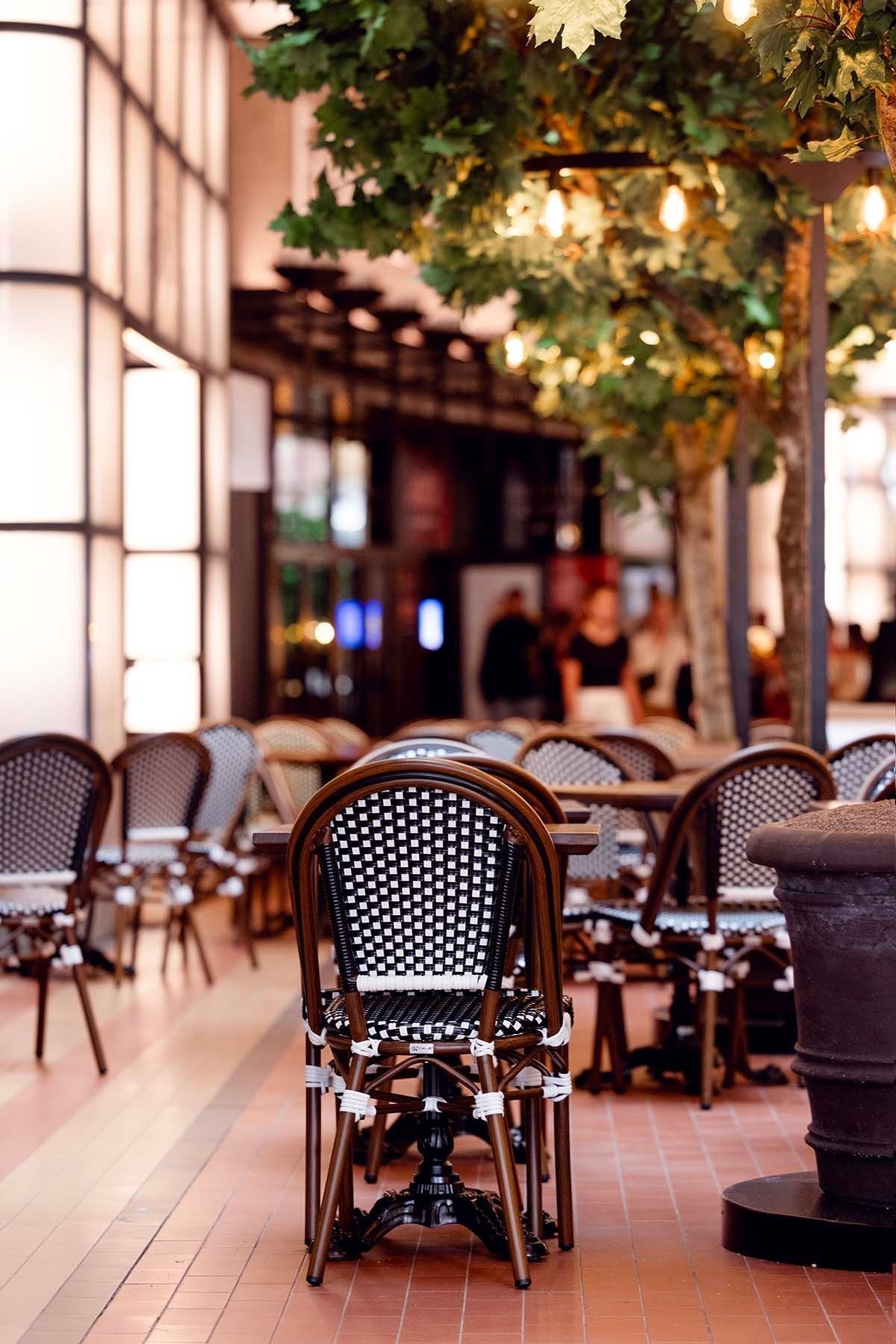 Passasjen er prydet med en grønn allé som skaper hyggelige fortaussituasjoner utenfor serveringsstedene Galleribilde