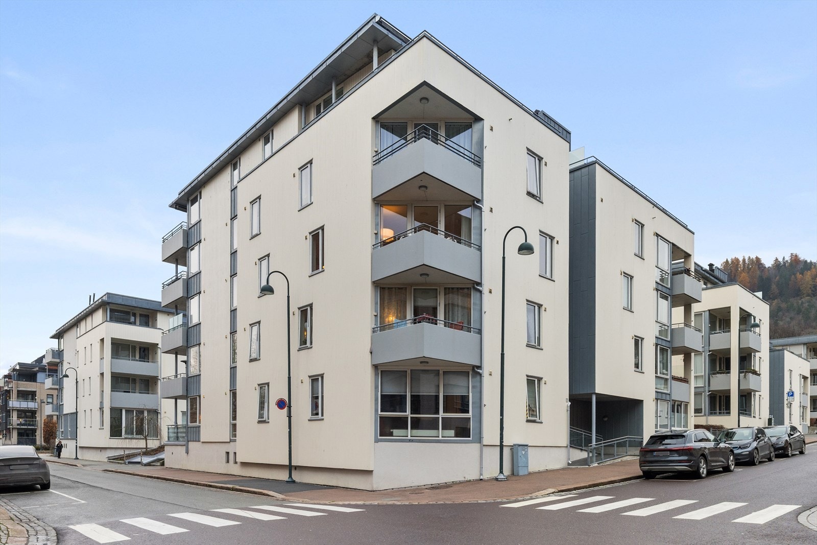 Med denne beliggenheten bor du med umiddelbar nærhet til alt av byens fasiliteter, kollektiv transport, samt enkel tilknytning til marka og elva Galleribilde