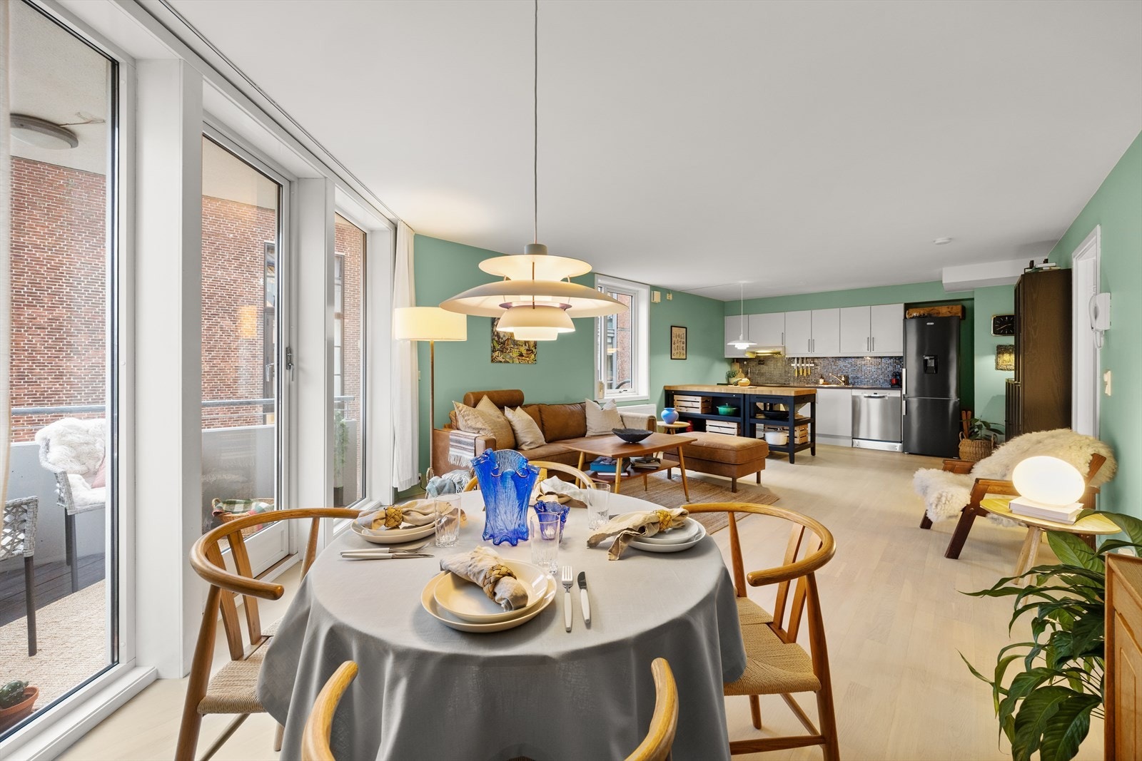 De store vindusflatene bidrar til godt med naturlig lys i oppholdsrommet Galleribilde