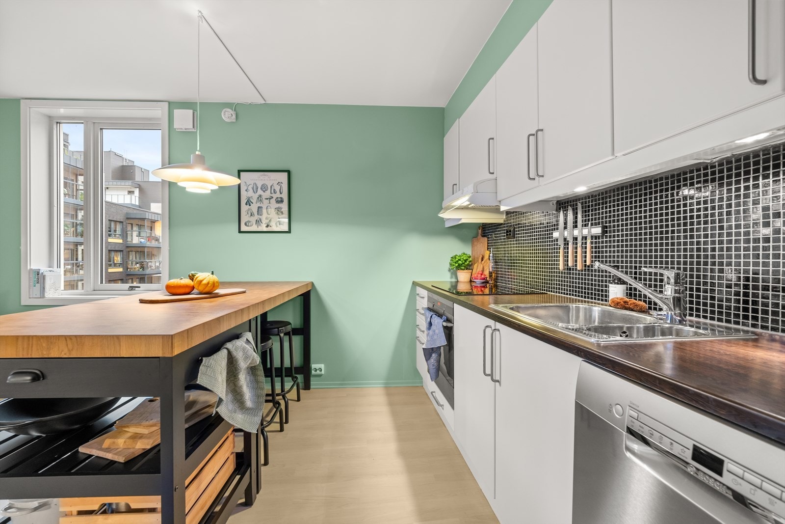 Godt med oppbevaring i skuffer og skap Galleribilde