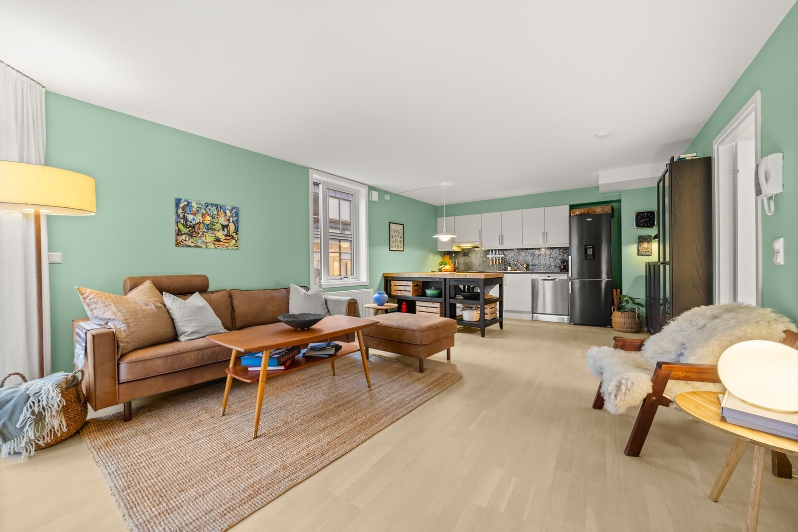 Stuen er oppgradert i 2024 med malte overflater og lakkert parkett Galleribilde