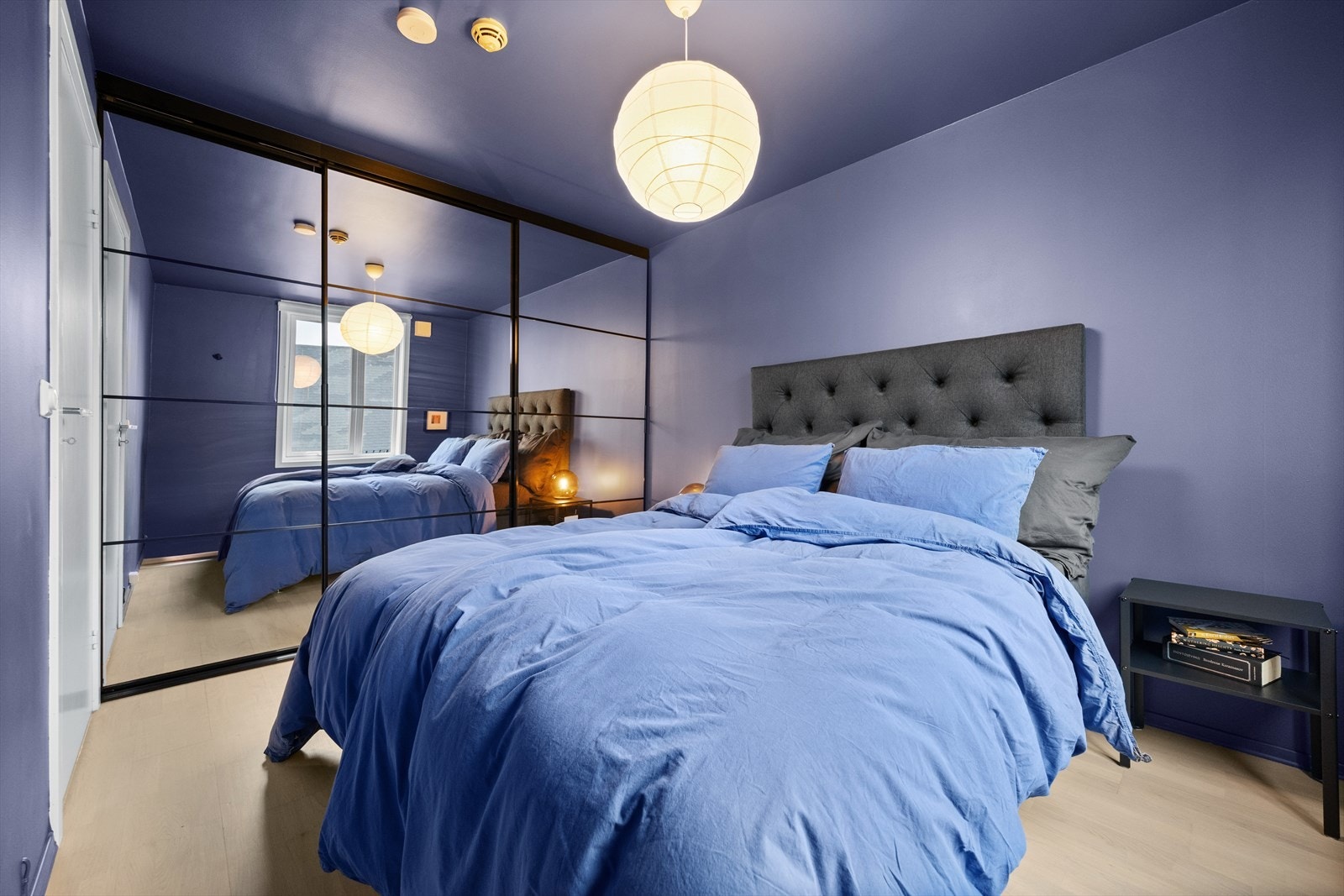 Det er etablert romslig skyvedørsgarderobe med god plass til garderoben Galleribilde