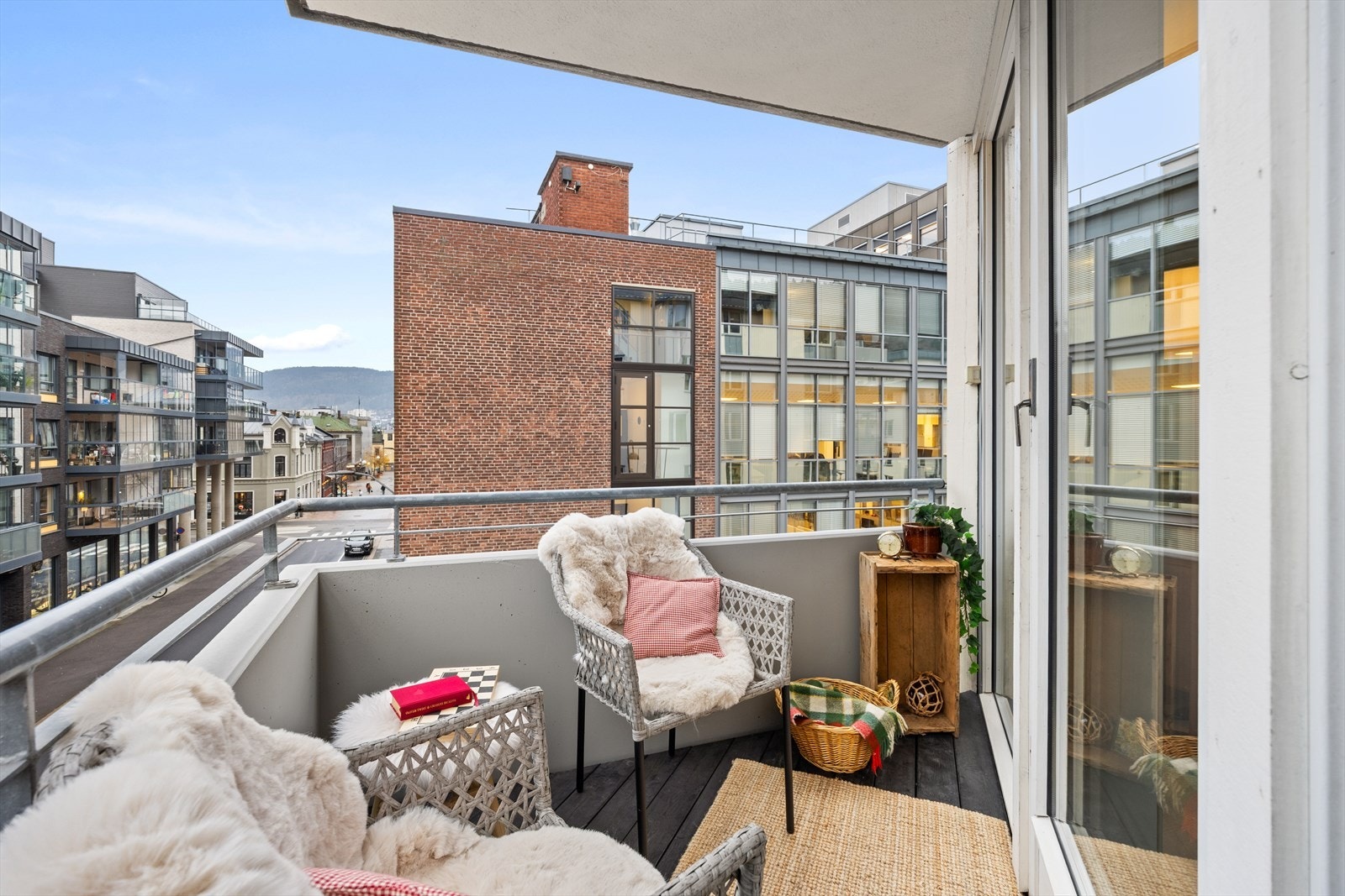 Dette er en meget delikat 2-roms hjørneleilighet med svært sentral og attraktiv beliggenhet på Bragernes Galleribilde