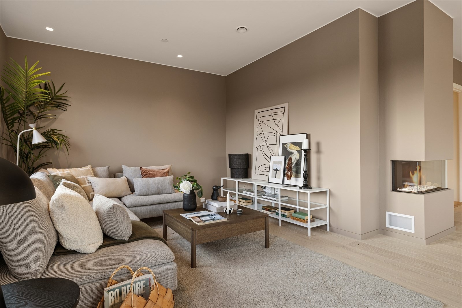 Koselig plass til sofa ved peisen Galleribilde