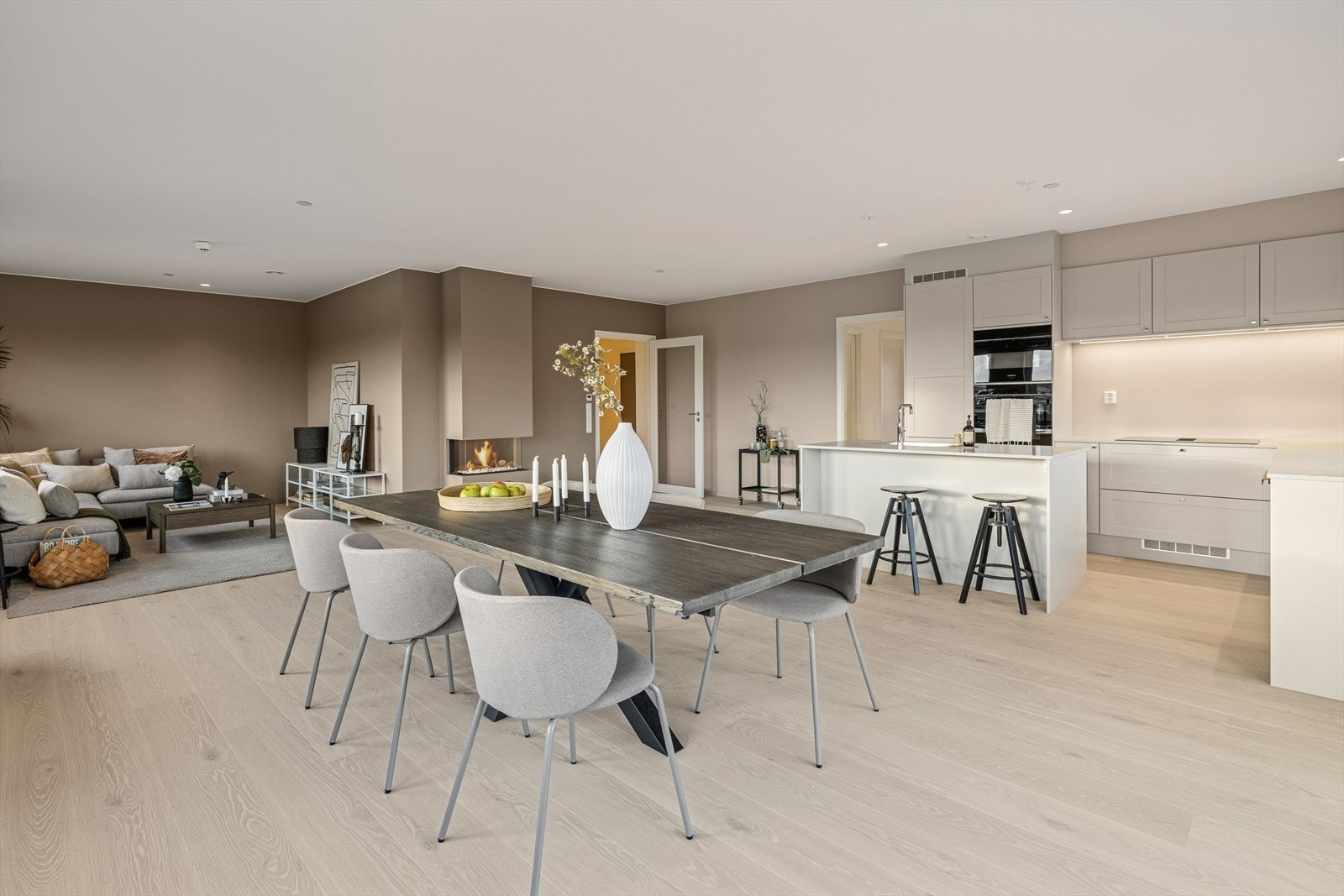 God plass i stuen til både spisebord og sofagruppe Galleribilde