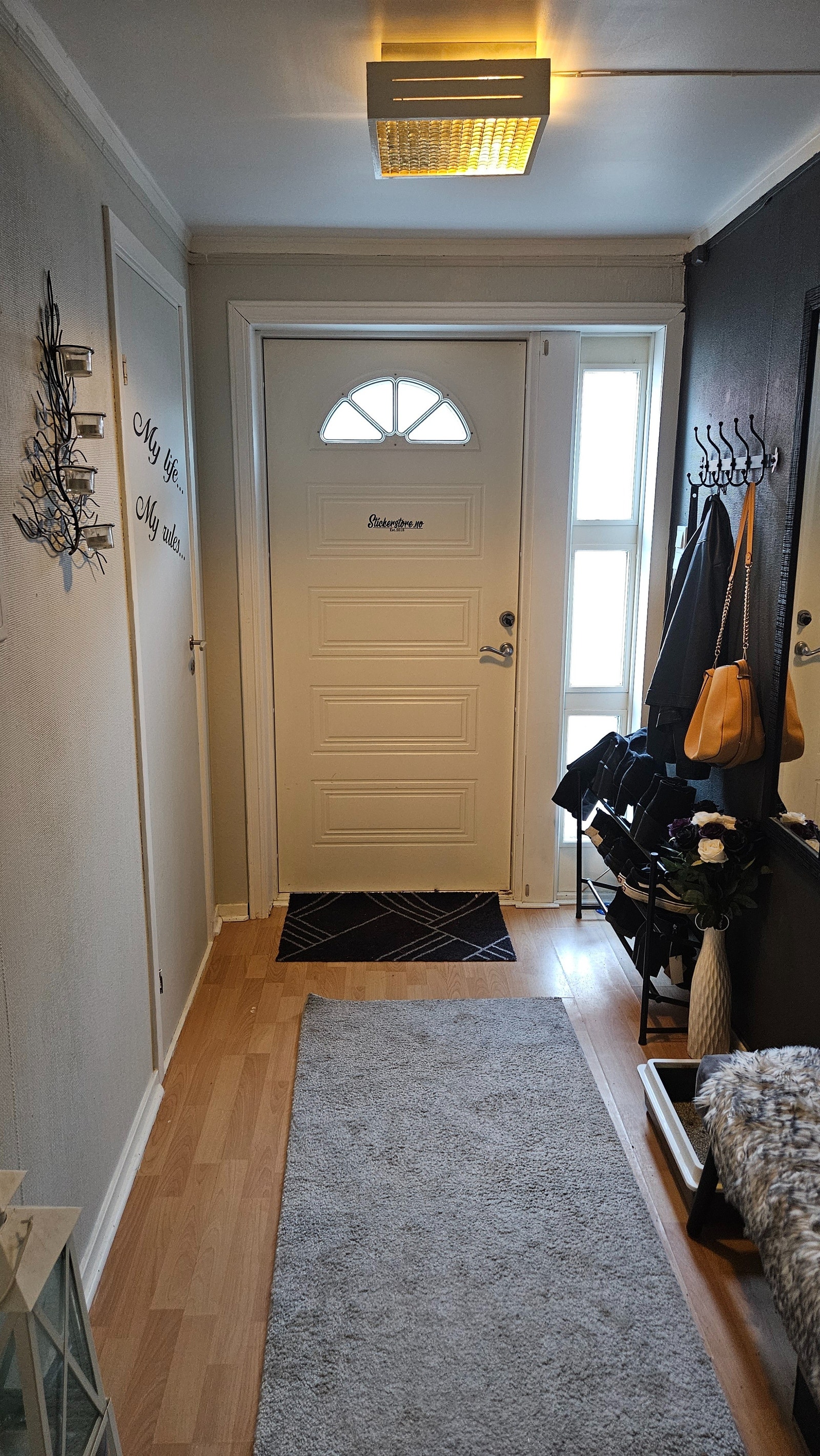 Gangen med god plass til klær og sko. Rett ved inngangsdøren er det egen bod. Galleribilde