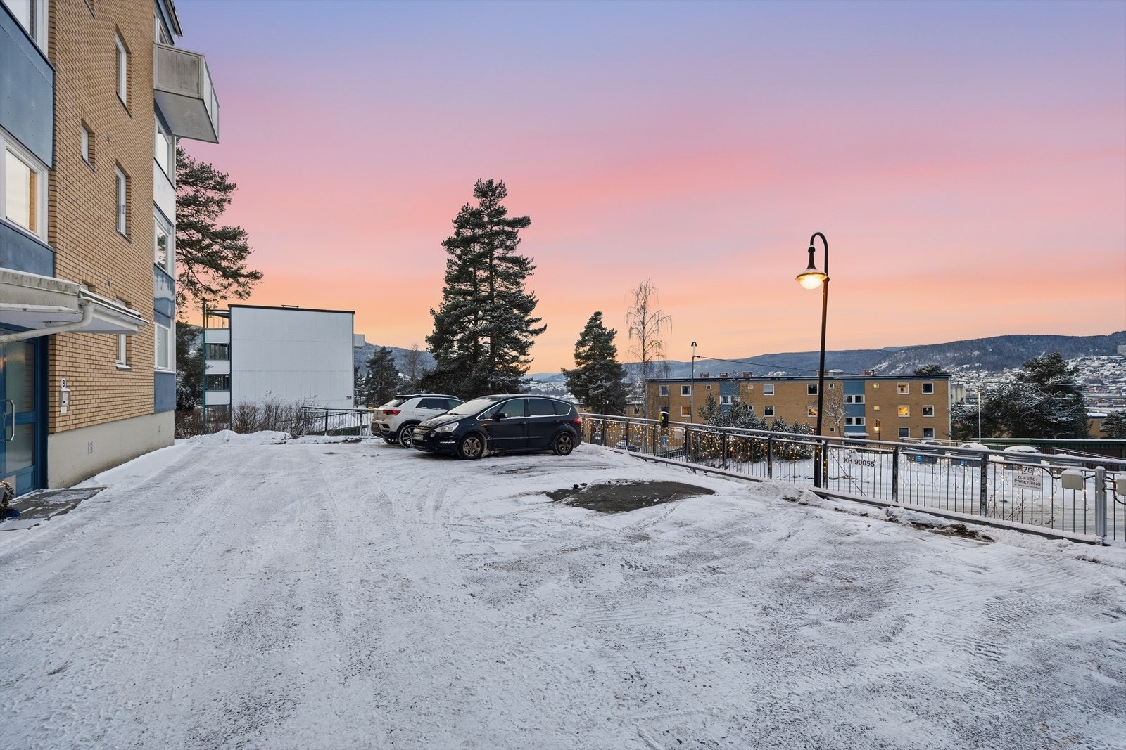 Det er mulig å søke om ekstra uteplass om man har behov for det - borettslaget er godt tilrettelagt for lading av elbil Galleribilde