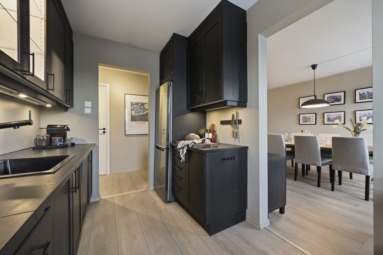 Leiligheten har et delikat kjøkken med adkomst fra stue og gang Galleribilde