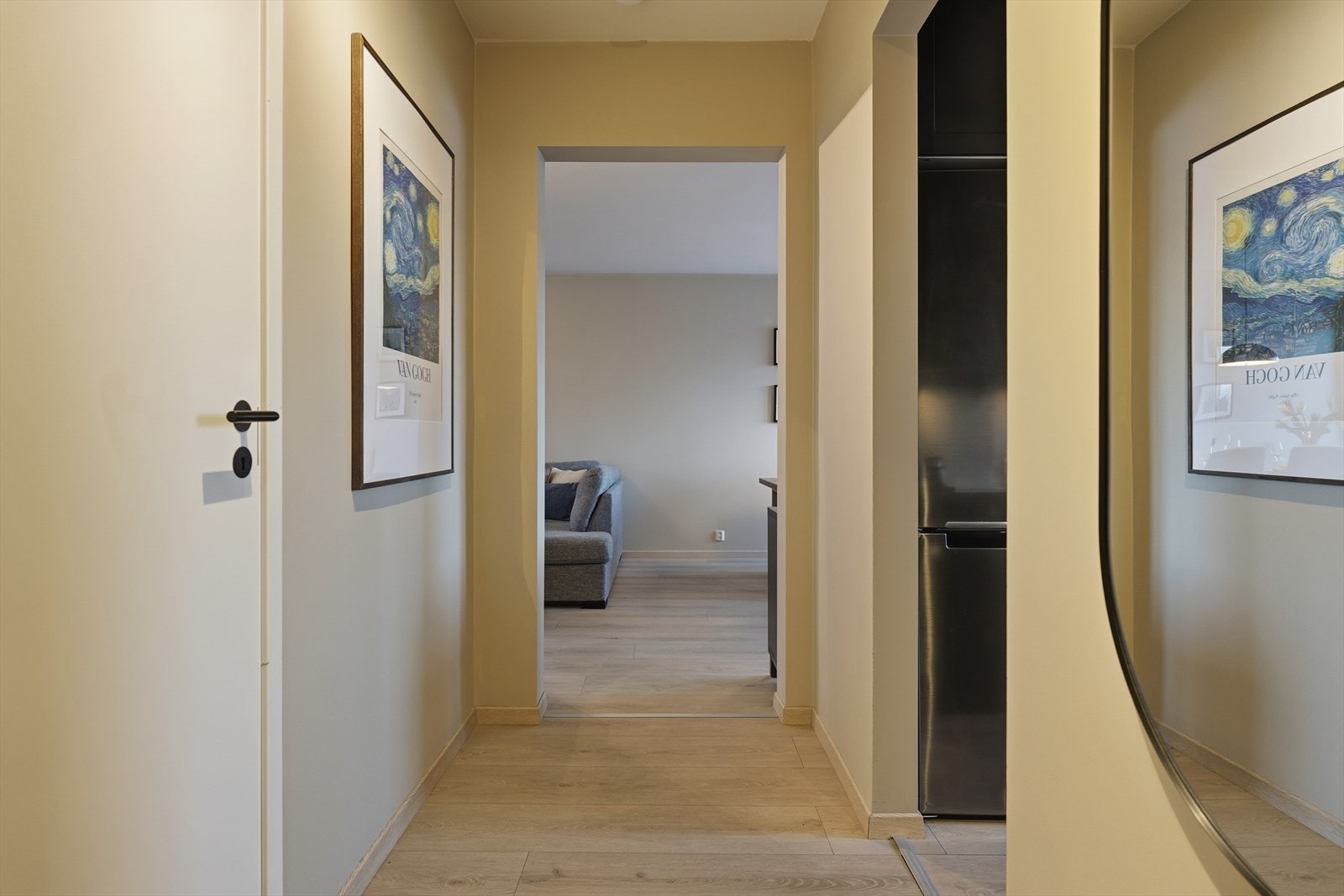 Fra hall er det adkomst til stue, kjøkken, bad, soverom og bod Galleribilde