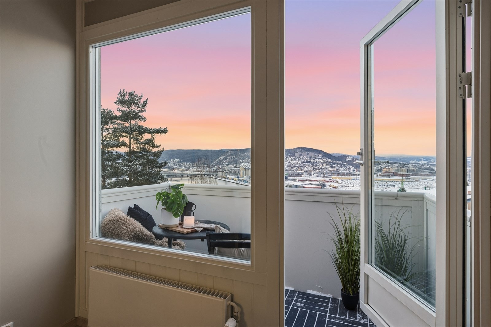 Uteplass ved spisestue Galleribilde