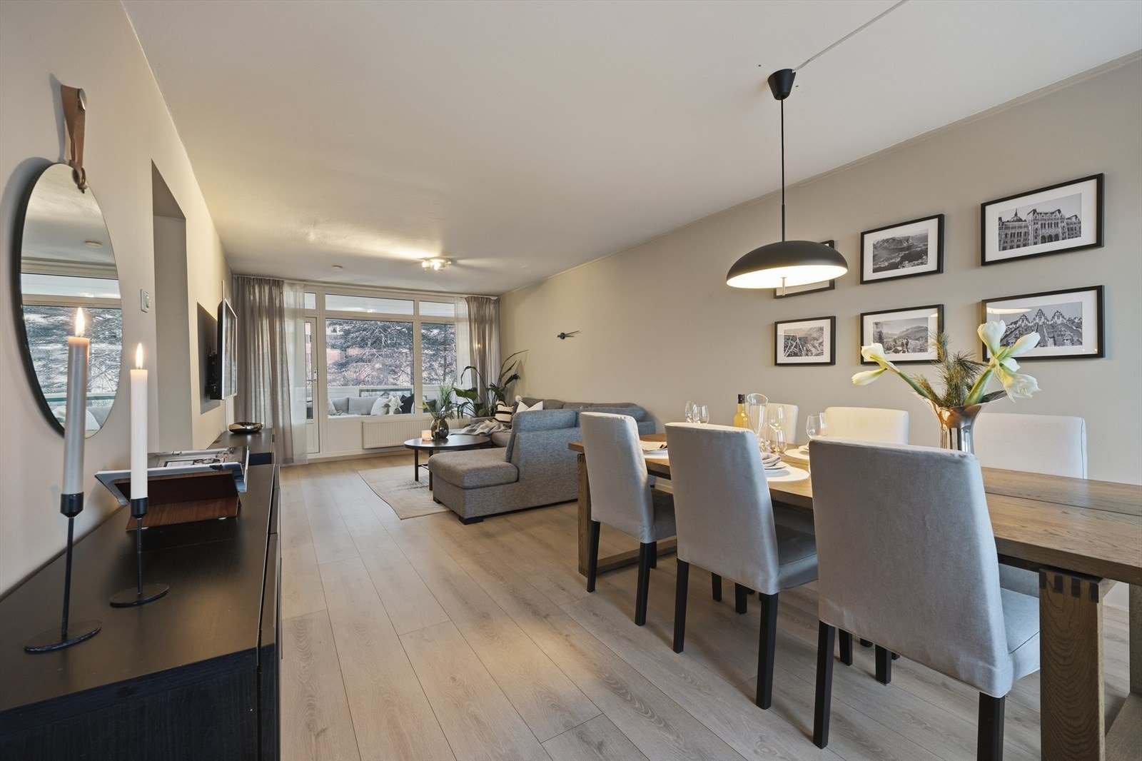 Stuen har fine møbleringssoner for både spisestue og sofagruppe Galleribilde