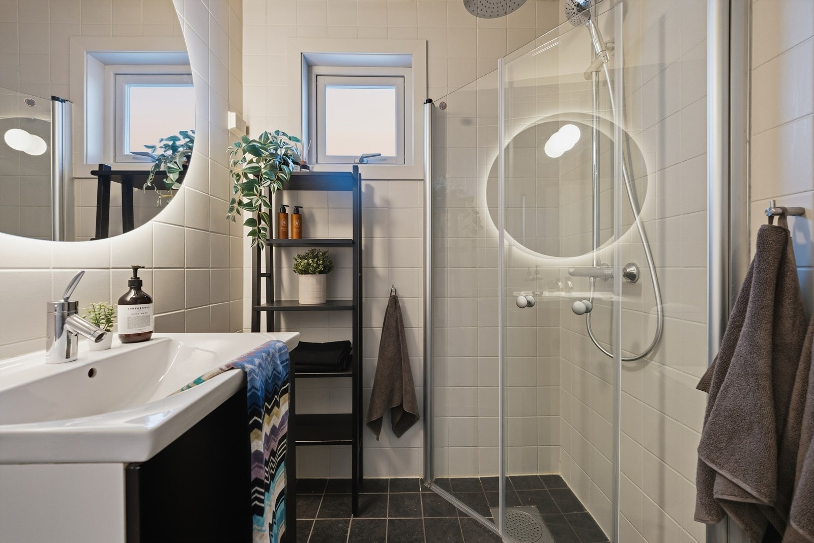 Flislagt bad med varmekabler, oppusset med maling, nytt speil, dusjhode og dusjlister Galleribilde