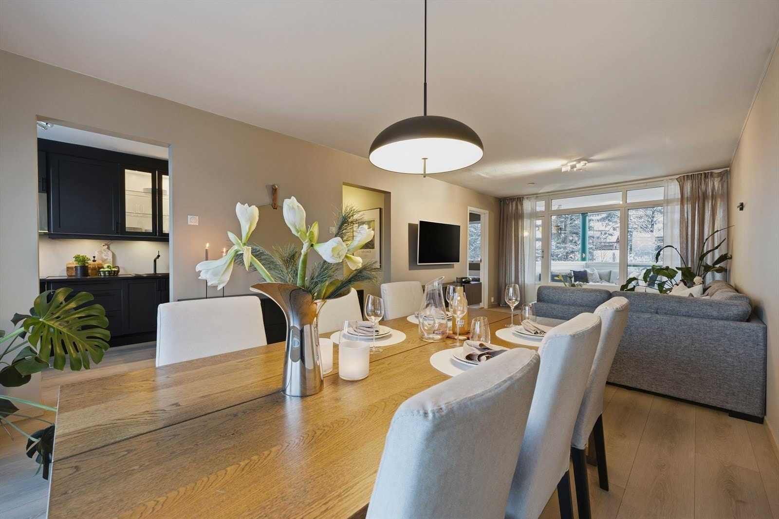 Fra stuen er det adkomst til kjøkken Galleribilde