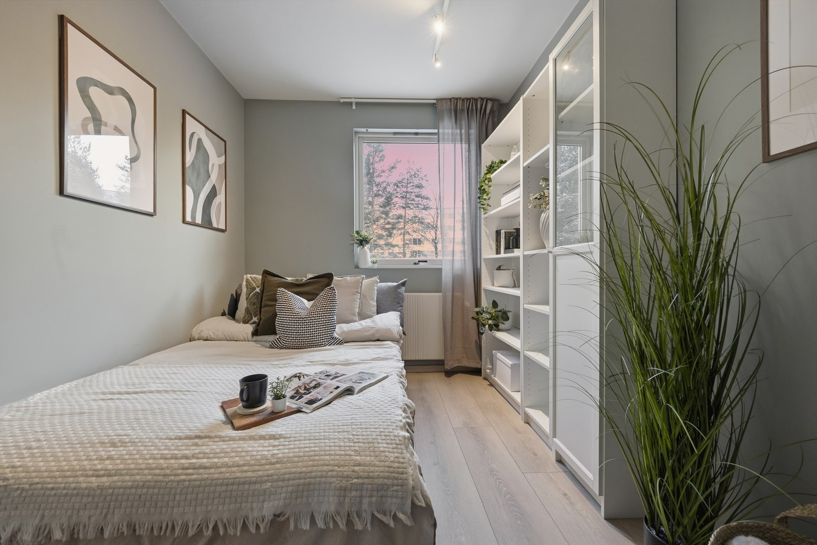 God plass for både seng og oppbevaring, i tillegg til kontorplass Galleribilde