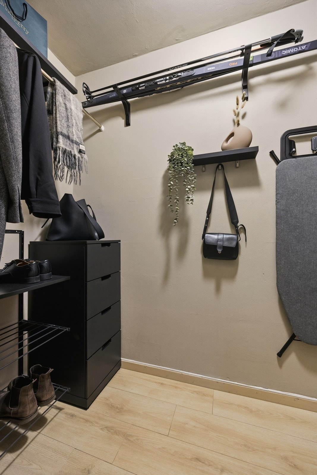 Praktisk bod med lagringsmuligheter Galleribilde