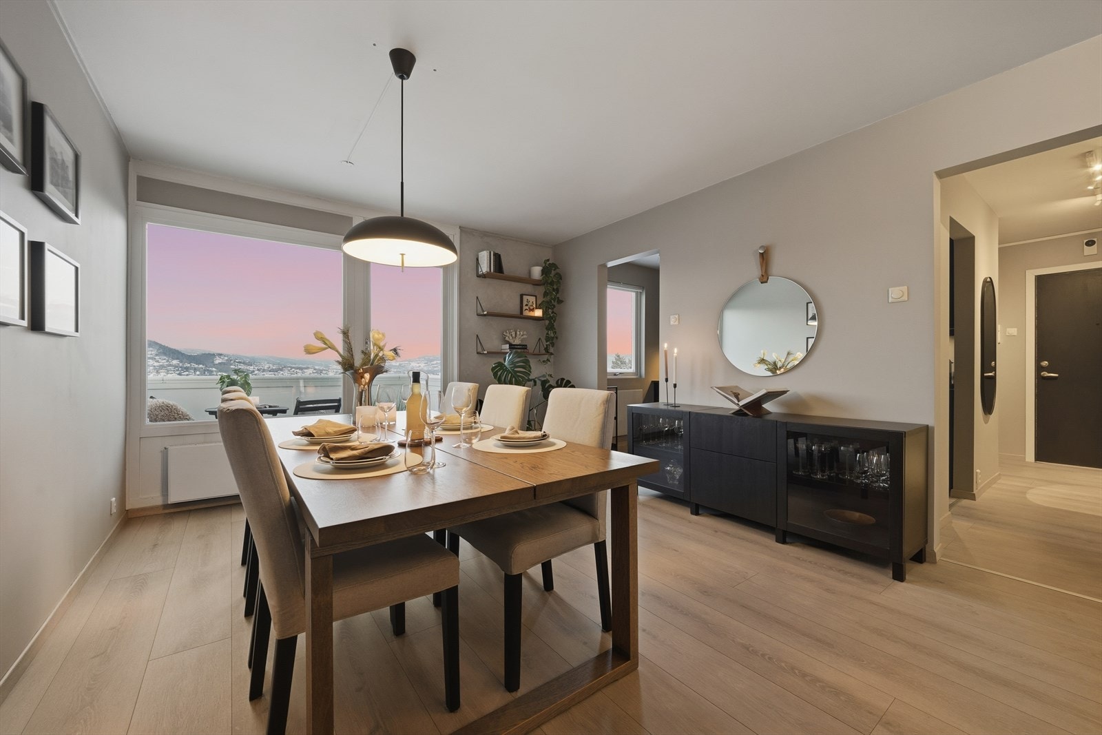 Stuen er meget lys og luftig, med lysinnslipp fra to sider Galleribilde