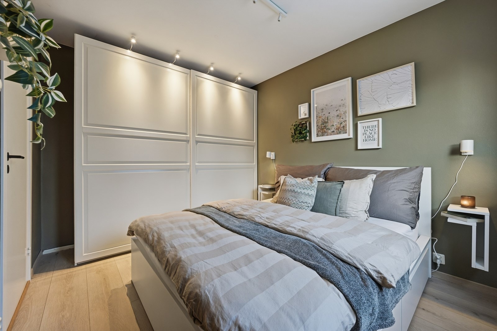 Godt med klesoppbevaring i skyvedørsgarderobe Galleribilde