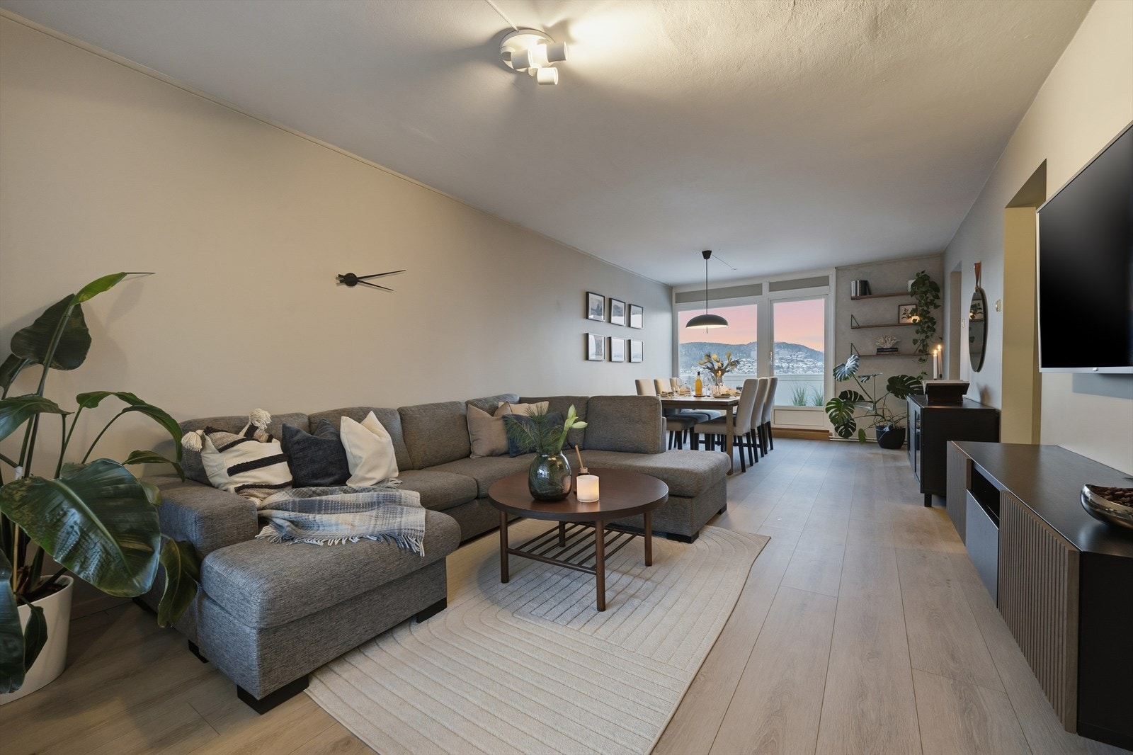 Plass for romslig sofa med tilhørende tv-møblement Galleribilde