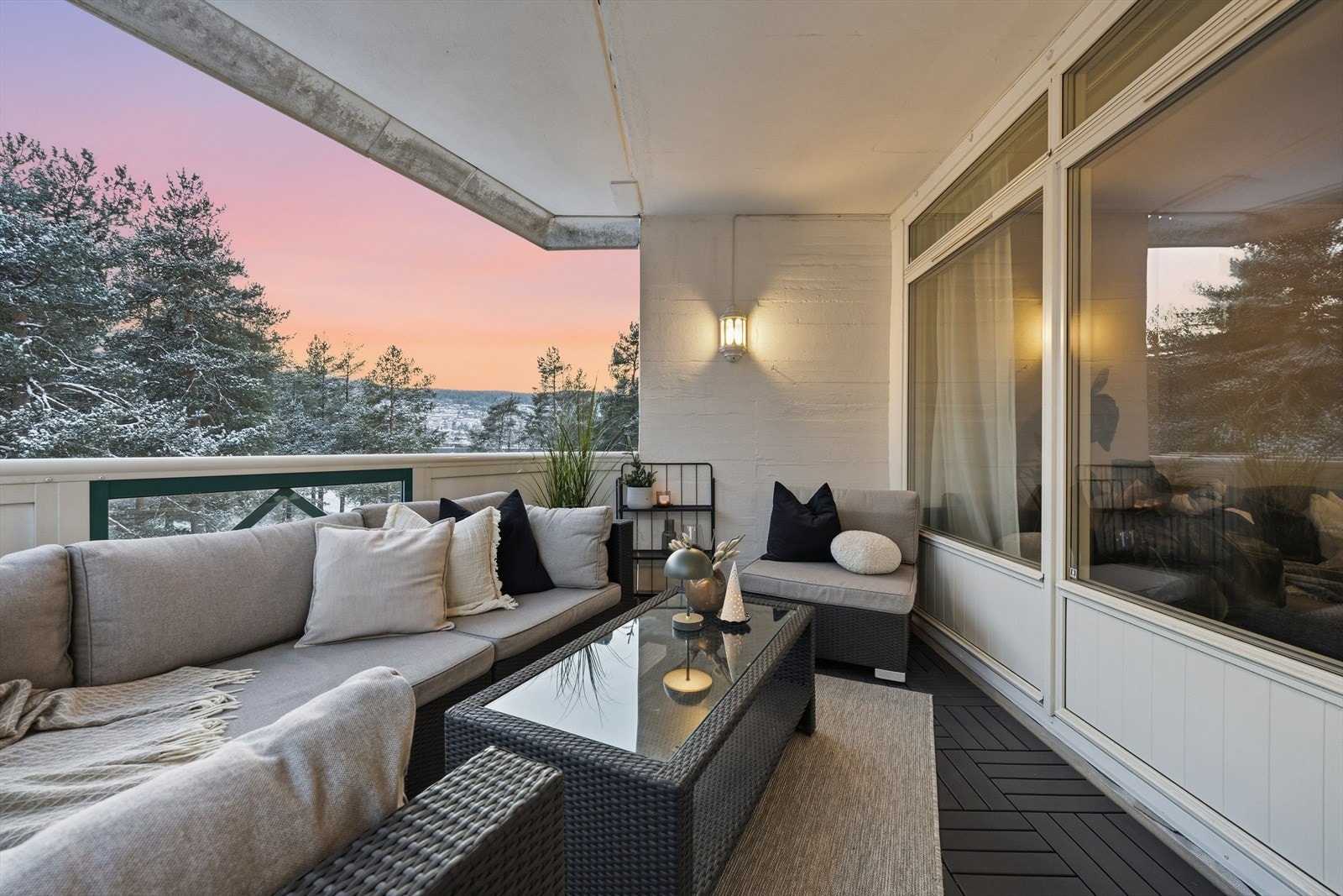 Uteplassen vendt mot skogen har gode solforhold gjennom sommerhalvåret, med sol fra ca 11-18/19 midtsommers. Takoverbygget løsning gir en lun følelse. Galleribilde