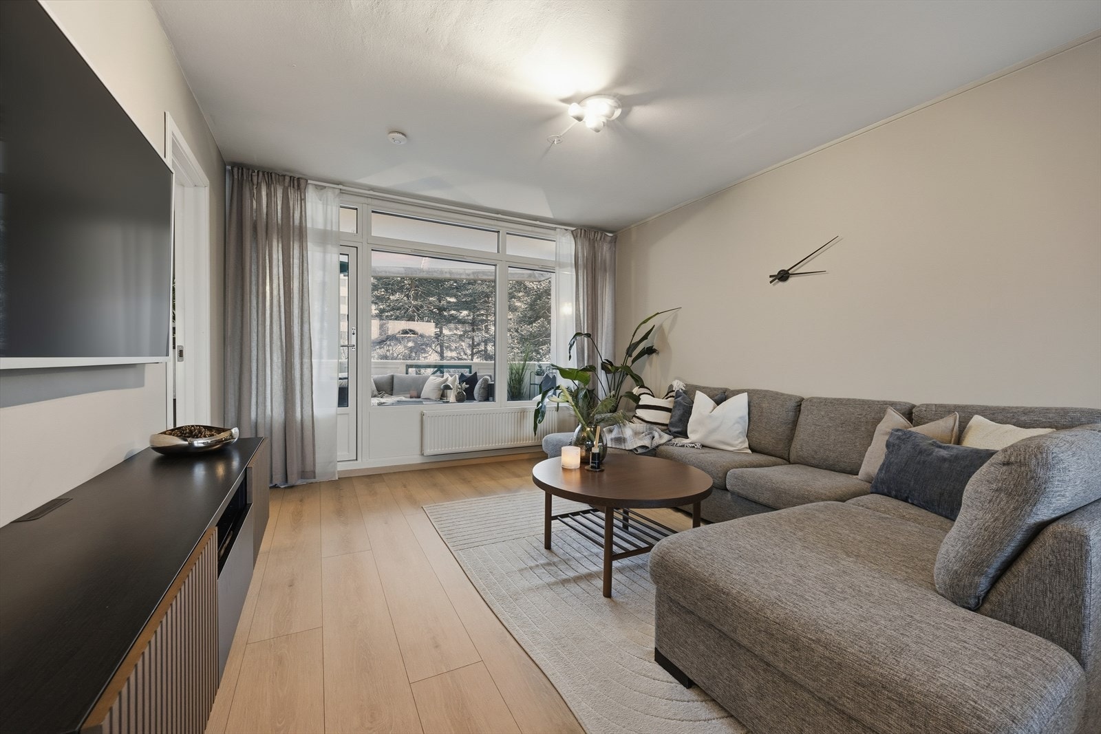 Utgang til uteplass vendt mot skogen Galleribilde