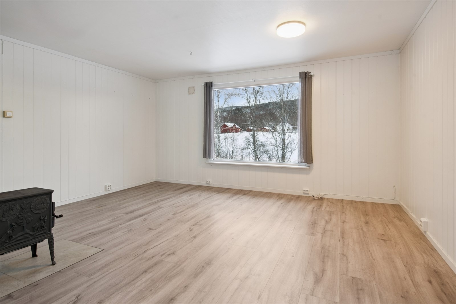 Stuen har laminatgulv og Mdf plater på vegger. Galleribilde