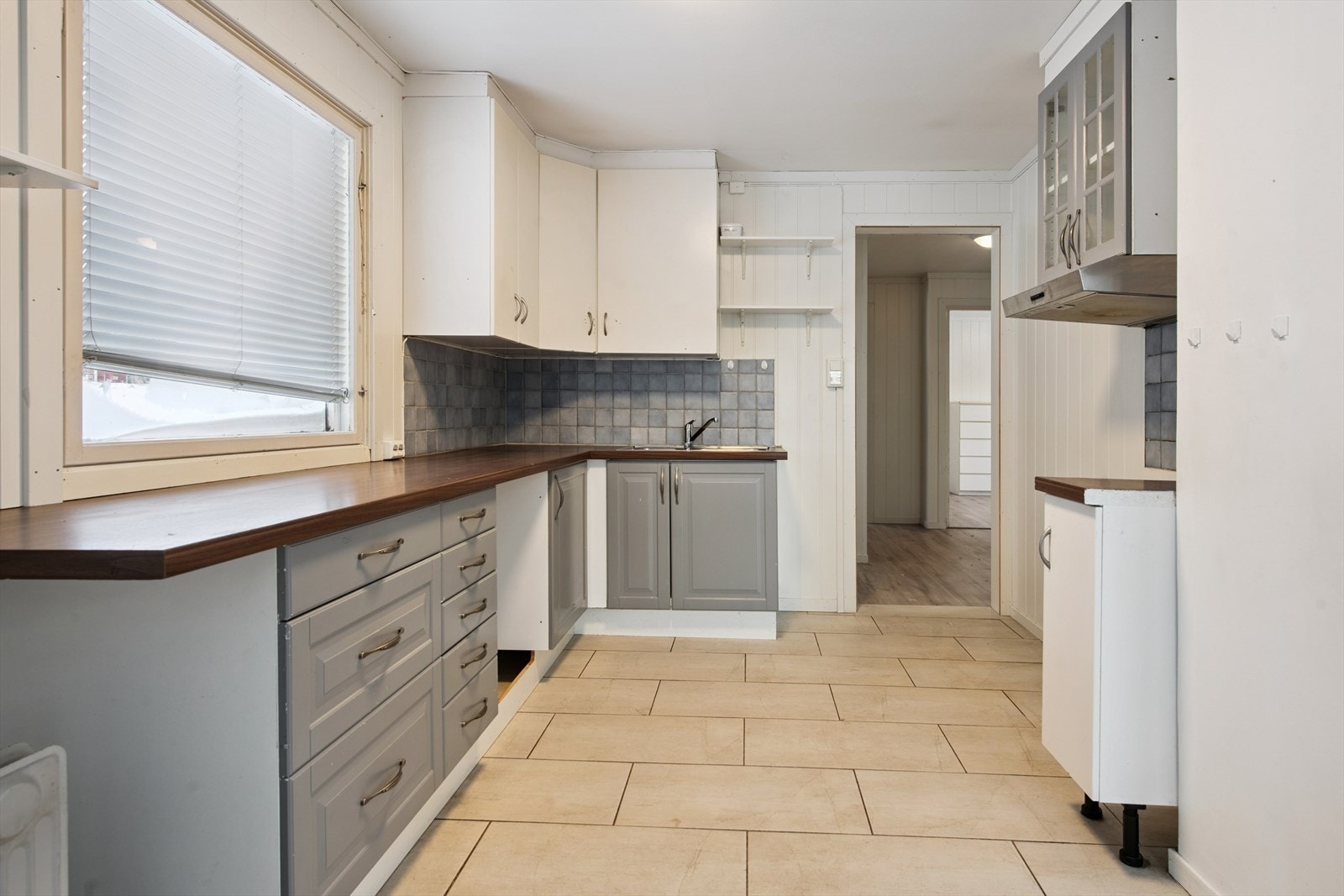 Det er avsatt plass kjøkkeninnredning til kjøleskap, oppvaskmaskin og komfyr. Galleribilde