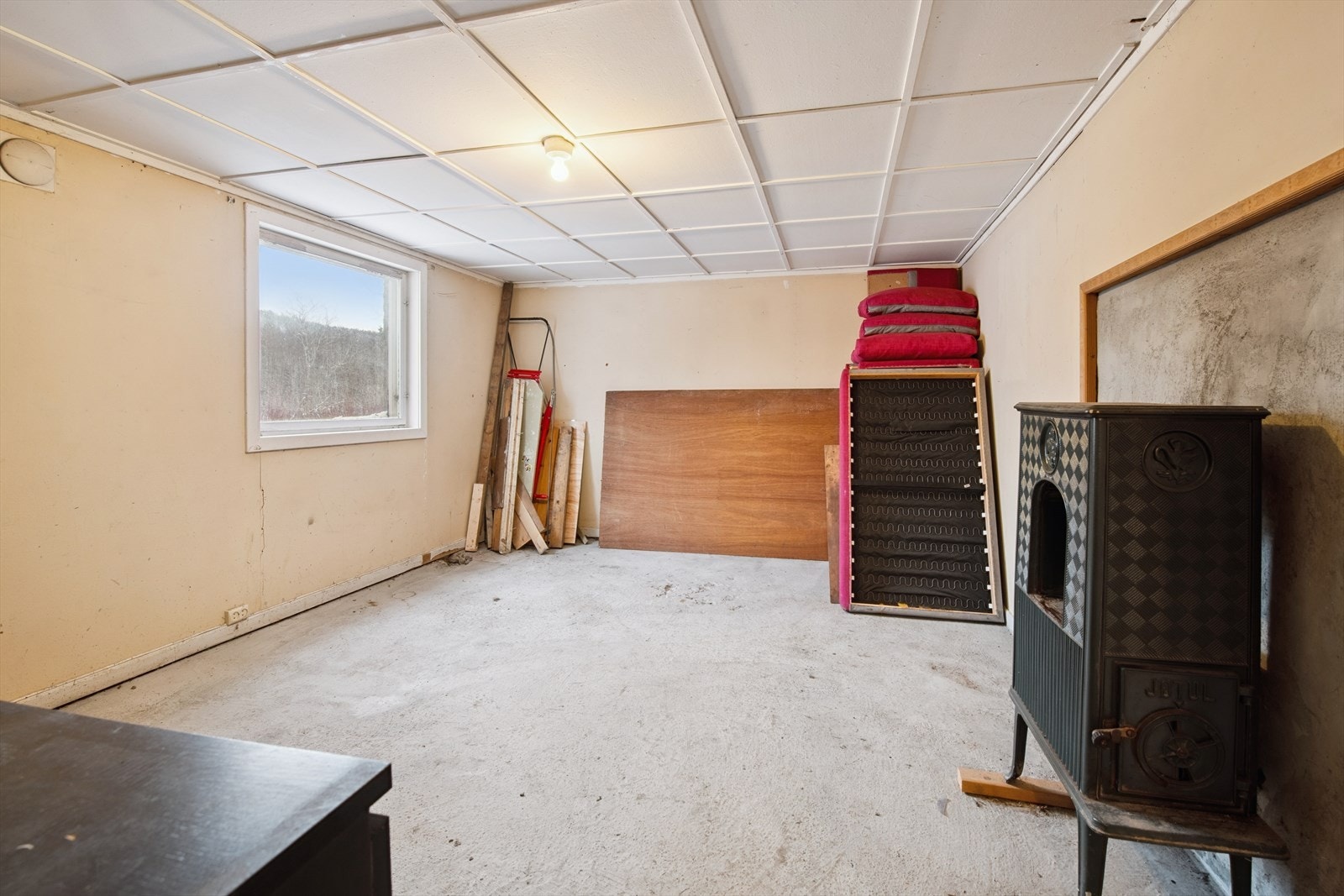 Romslig kjellerrom som kan bli en fin kjellerstue. Galleribilde