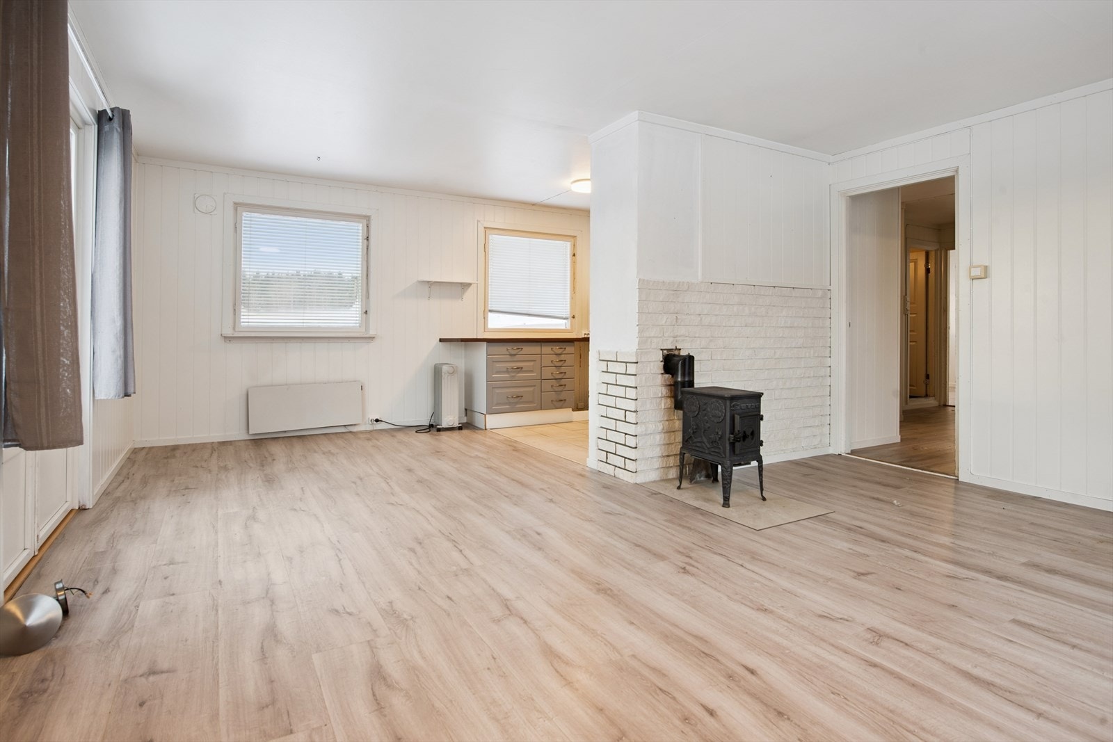 Stuen varmes opp med panelovner og vedfyring. Galleribilde