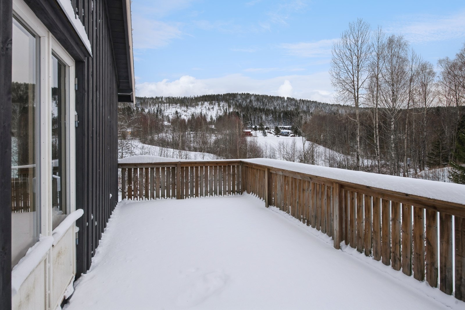 Fra stue er det utgang til terrasse med fin utsikt mot elva. Galleribilde