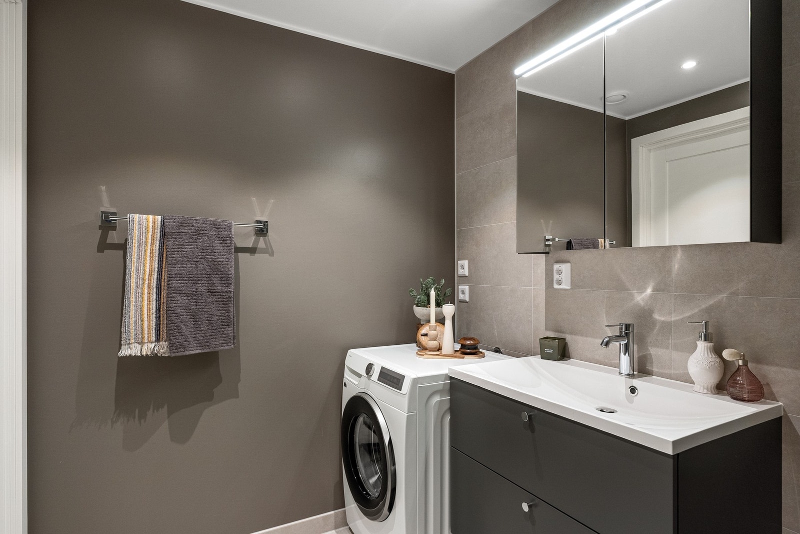 Det er godt med oppbevaringsplass i servantskap og speilskap. Galleribilde