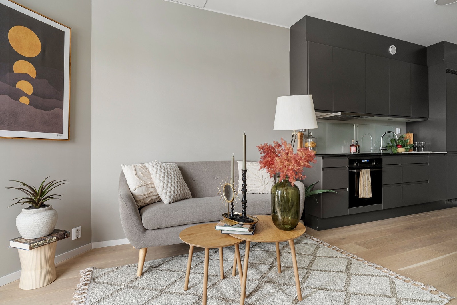 Boligen har svært lave felleskostnader, med a-konto oppvarming/varmtvann og kabel-tv/bredbånd inkl. Galleribilde